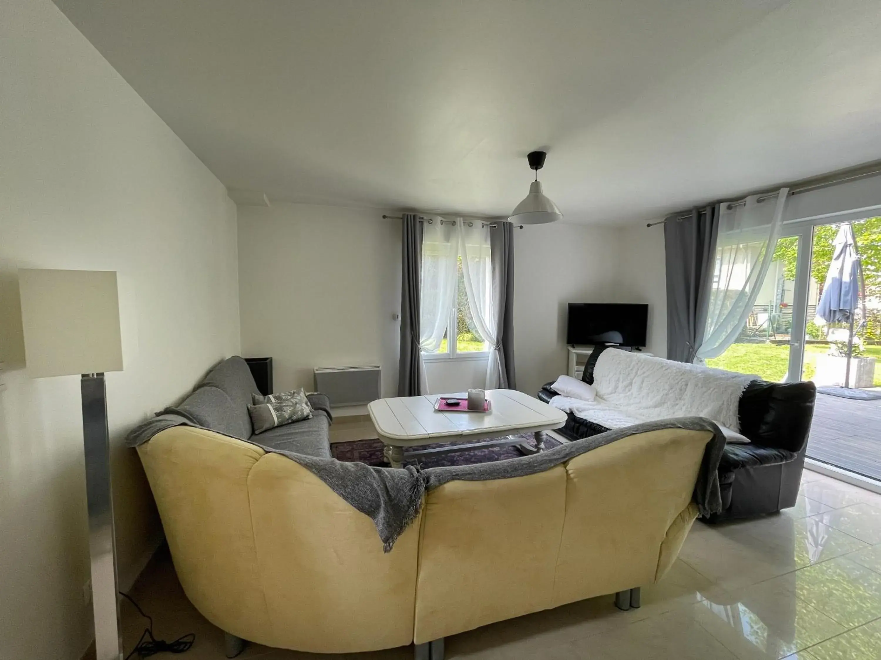 Living room, Bed in LA MAISON DE DELSY Living room, Bed in LA MAISON DE DELSY