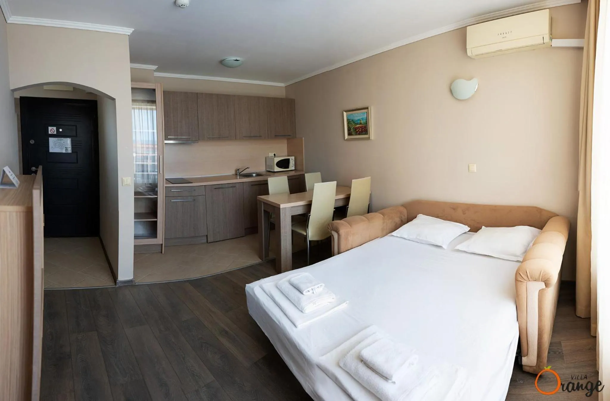Communal lounge/ TV room, Bed in Villa Orange