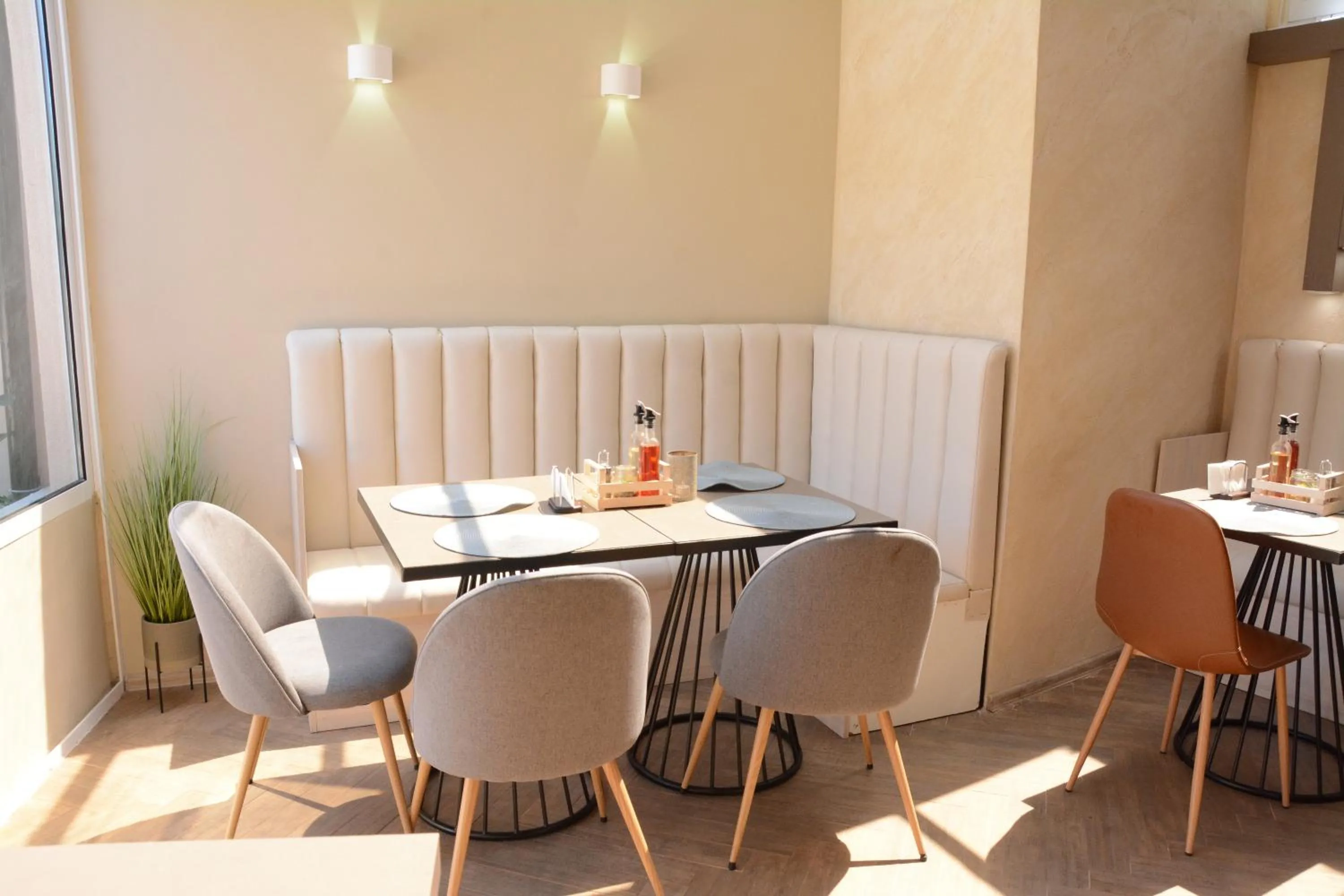 Restaurant/places to eat in Villa Orange