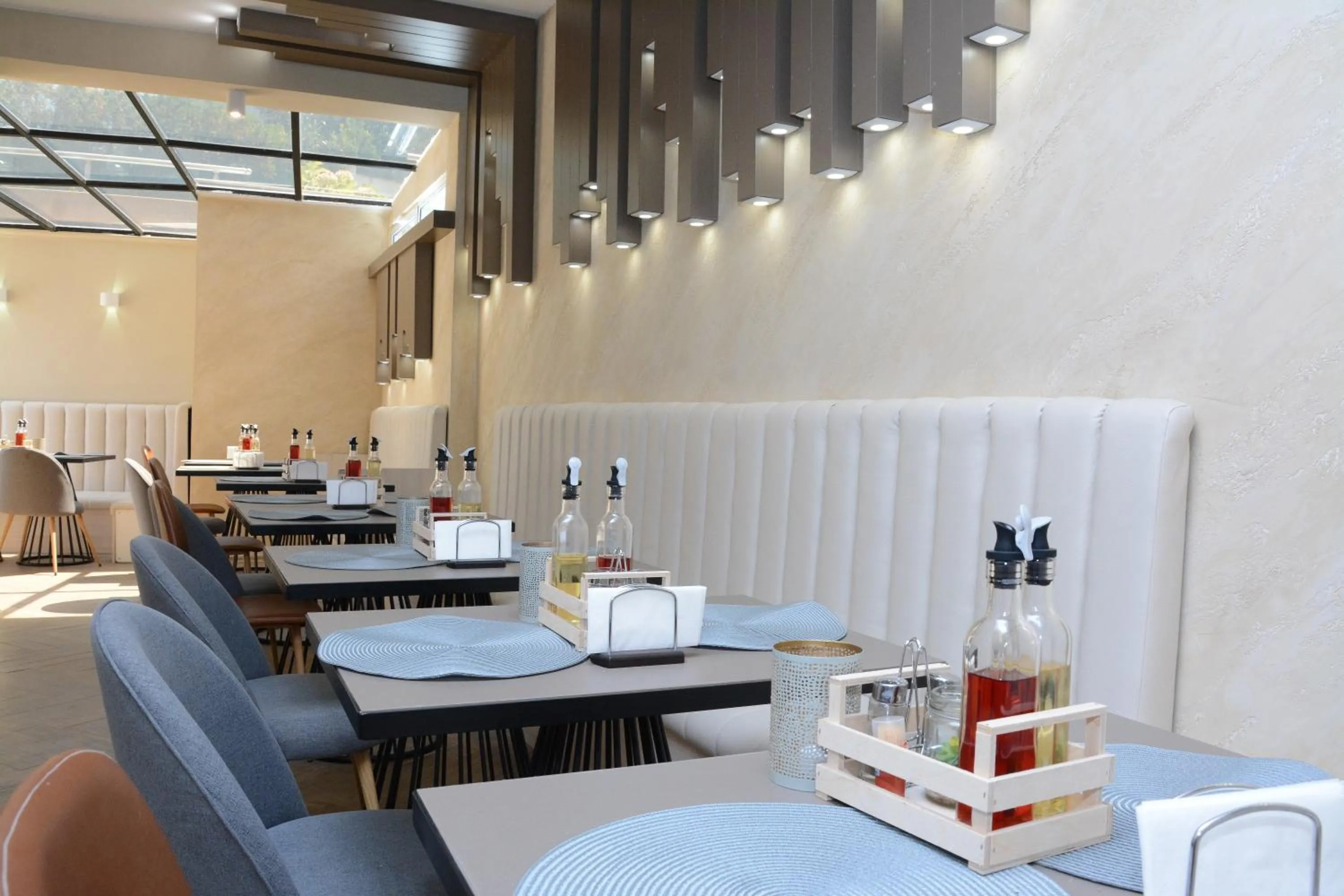 Restaurant/places to eat in Villa Orange