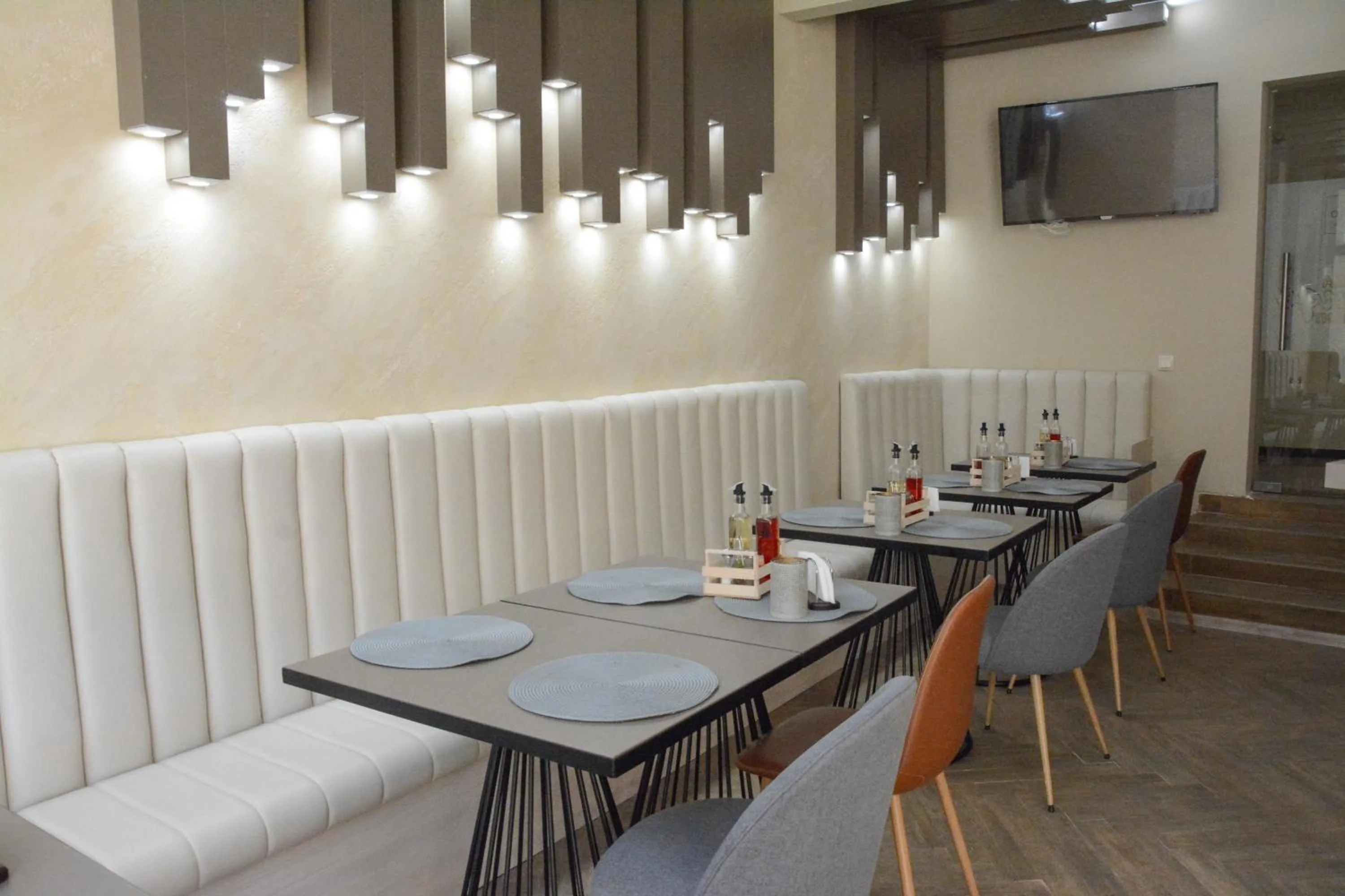 Restaurant/places to eat in Villa Orange