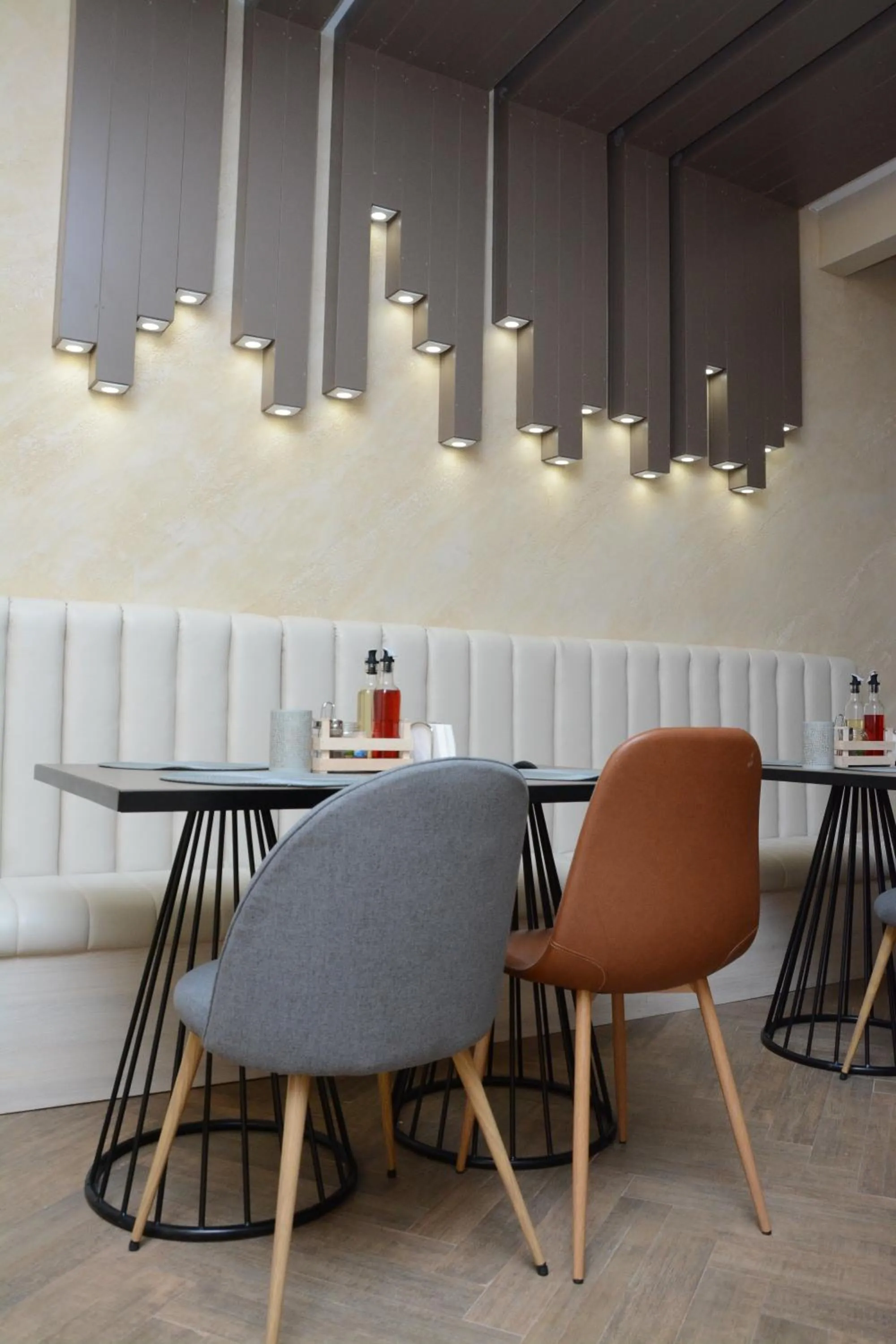 Restaurant/places to eat in Villa Orange
