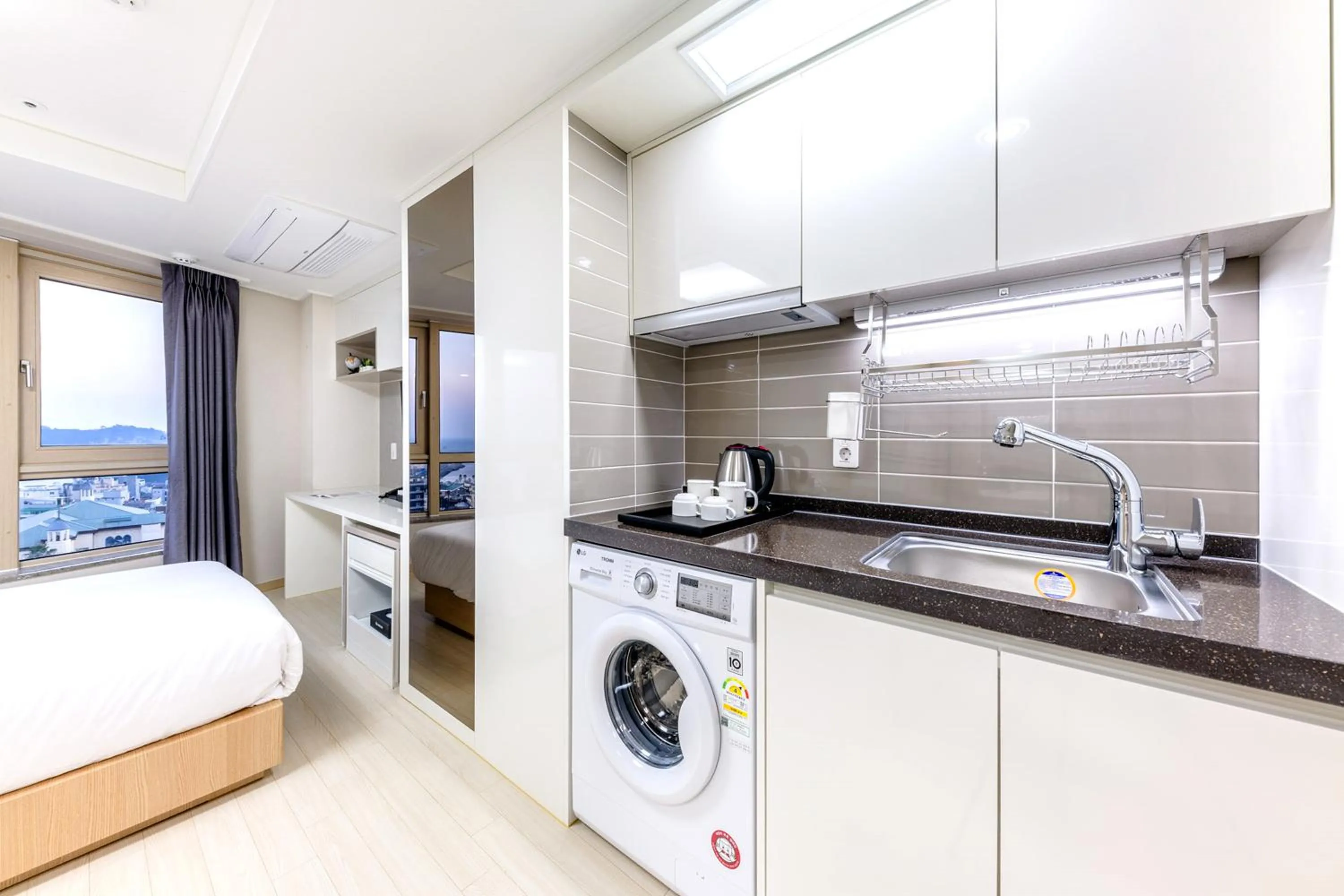 Kitchen or kitchenette, Bed in Shin Shin Hotel Seogwipo