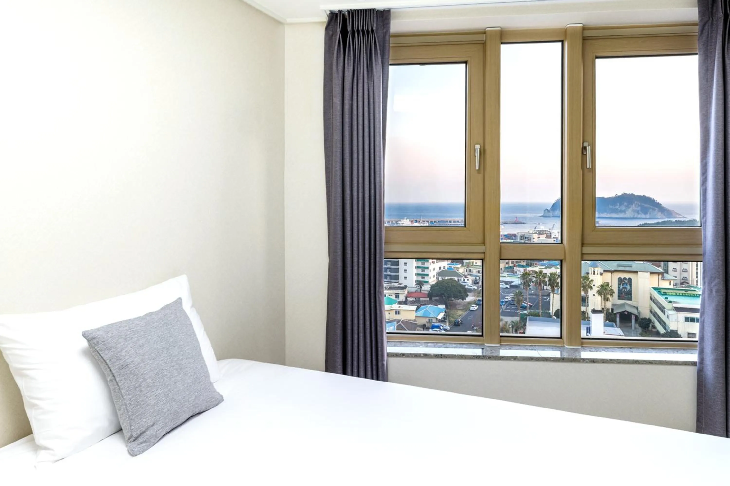 Sea view, Bed in Shin Shin Hotel Seogwipo