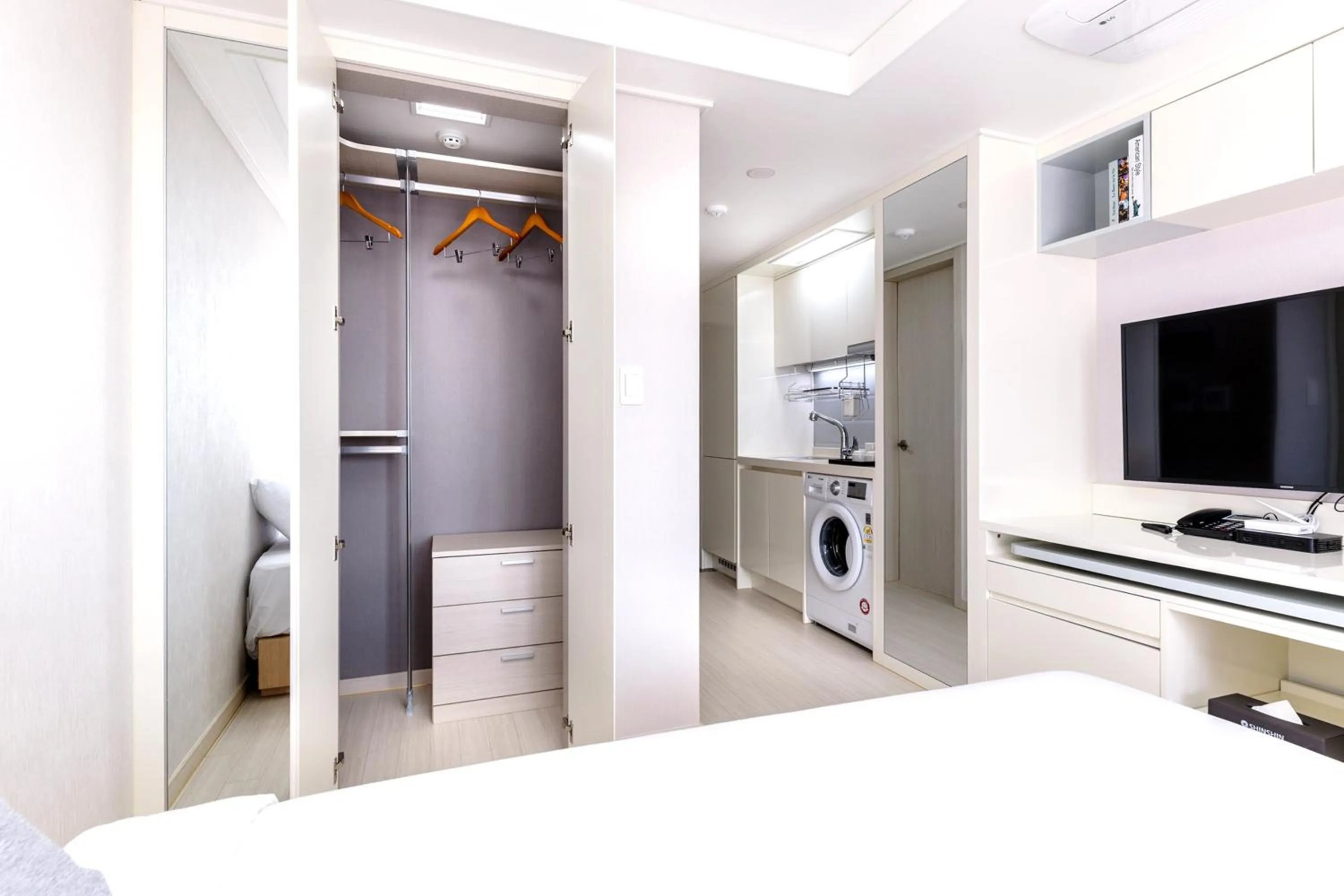 TV and multimedia, Bed in Shin Shin Hotel Seogwipo