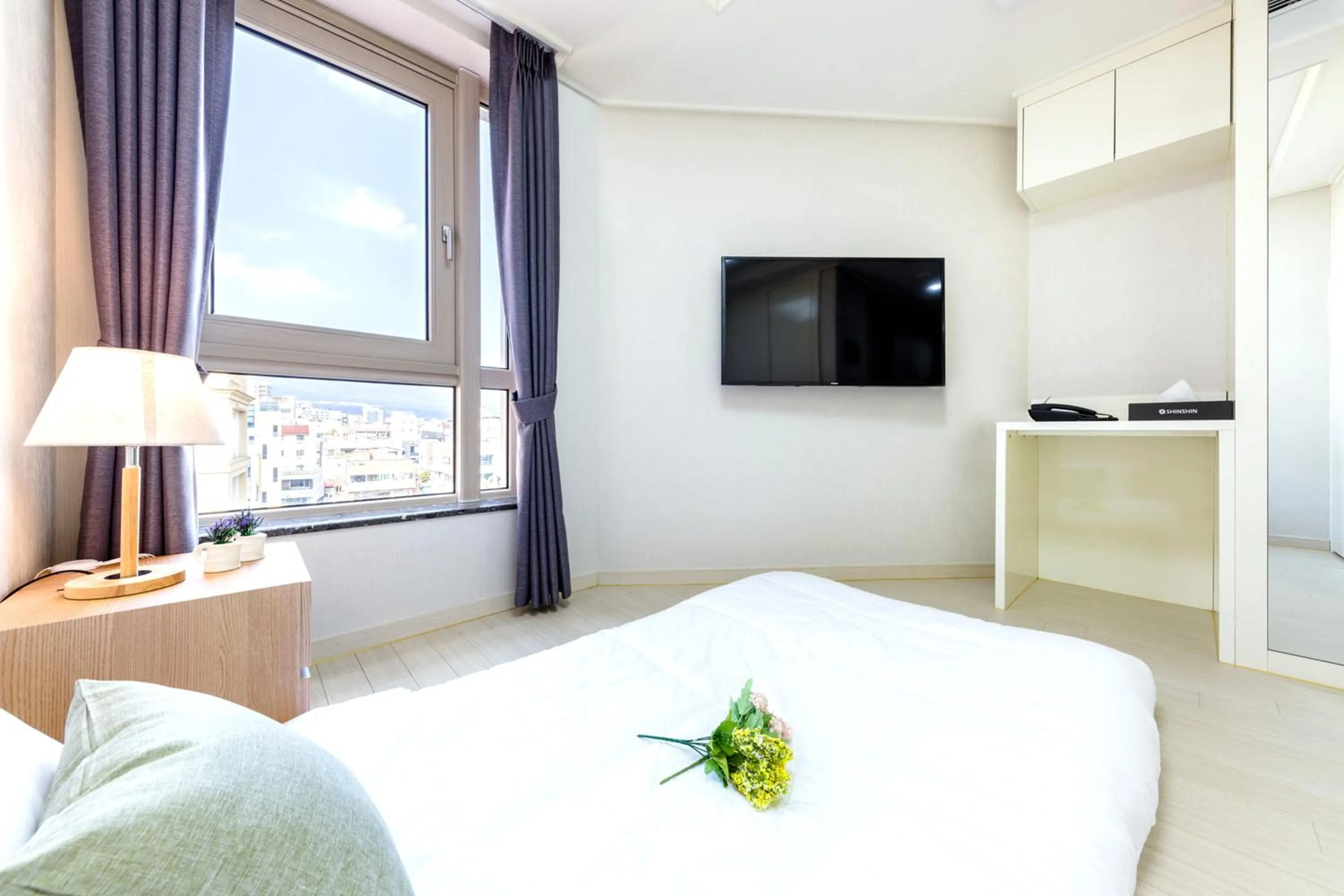 Property building, Bed in Shin Shin Hotel Seogwipo