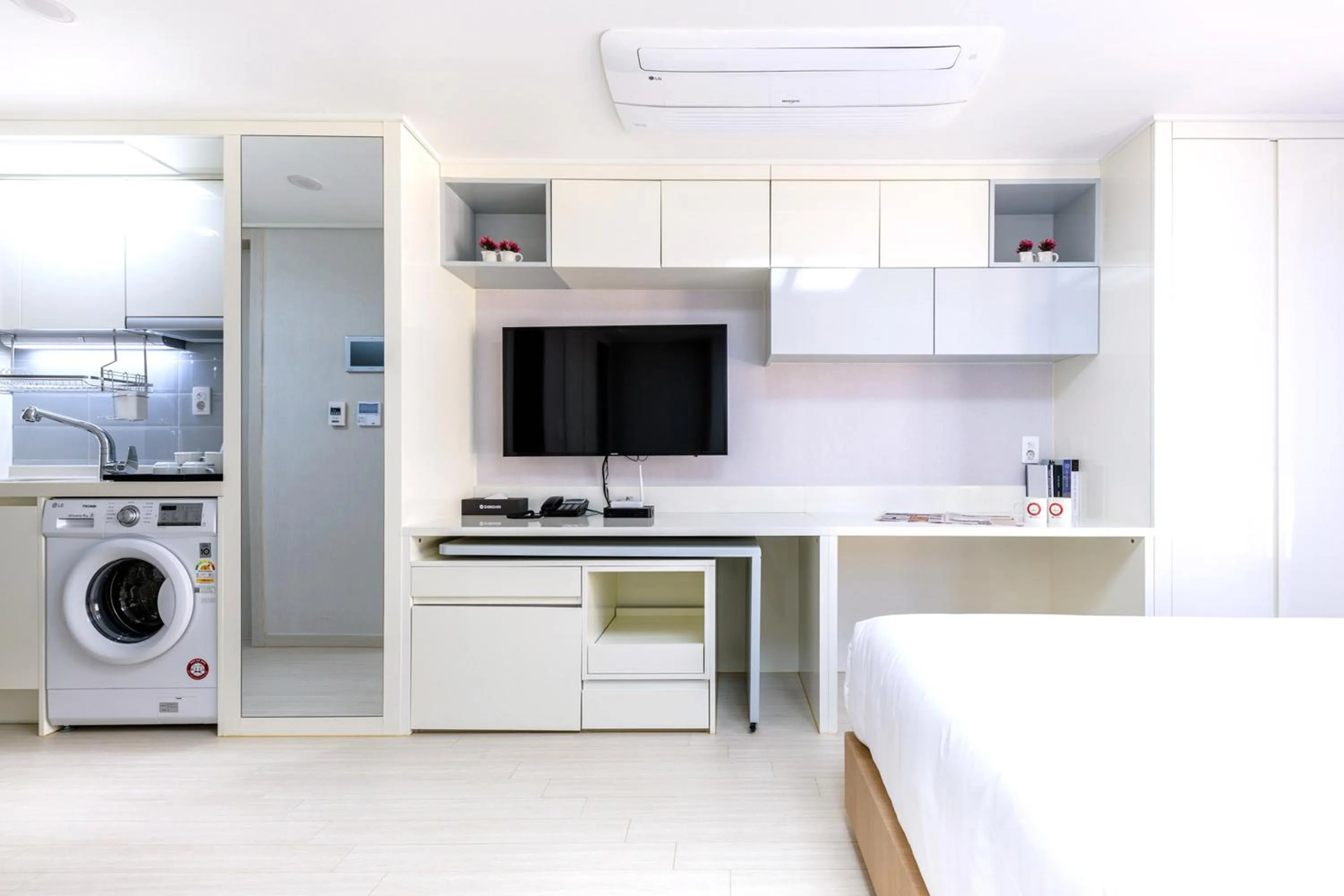 Kitchen or kitchenette, Bed in Shin Shin Hotel Seogwipo