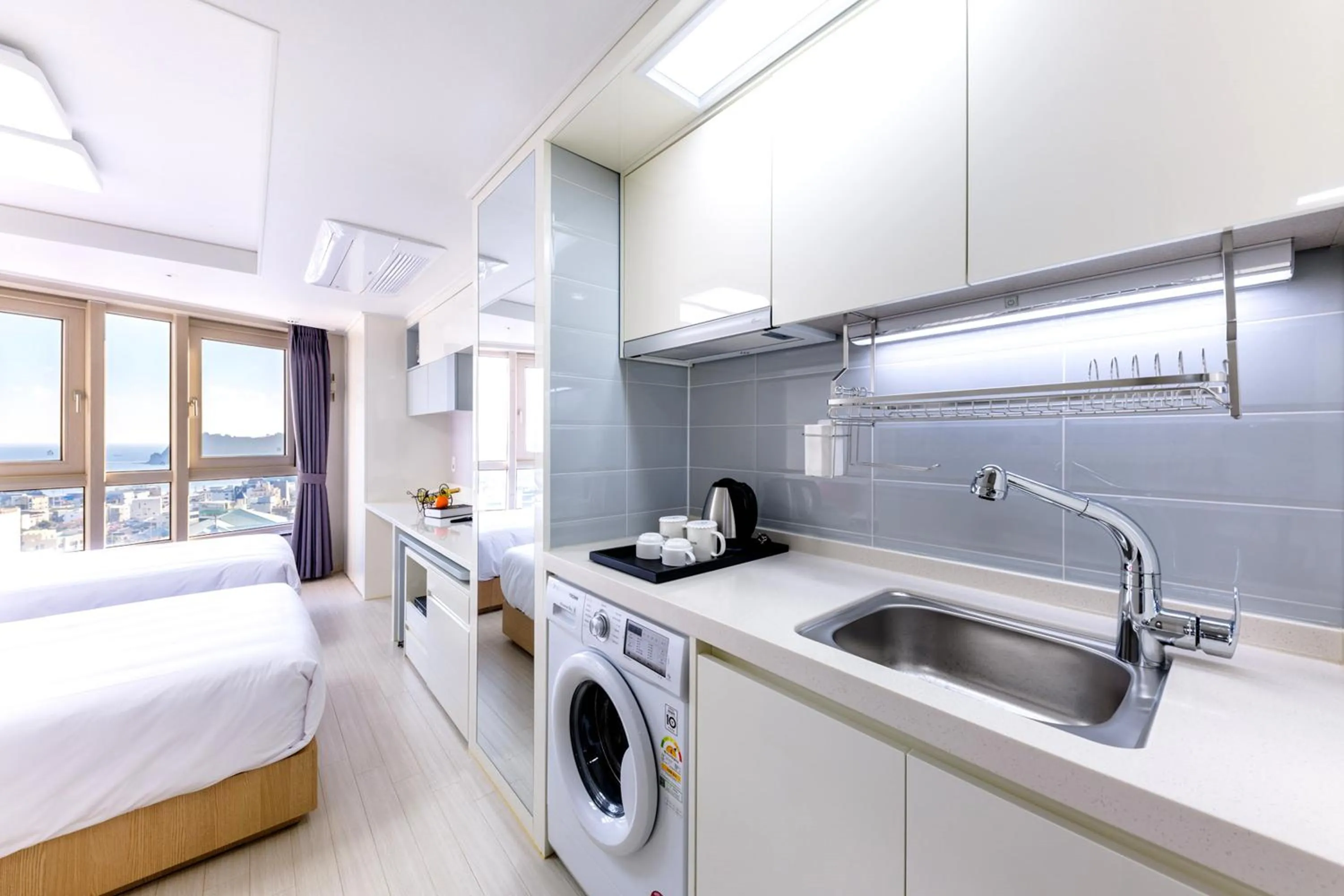 Kitchen or kitchenette, Bed in Shin Shin Hotel Seogwipo