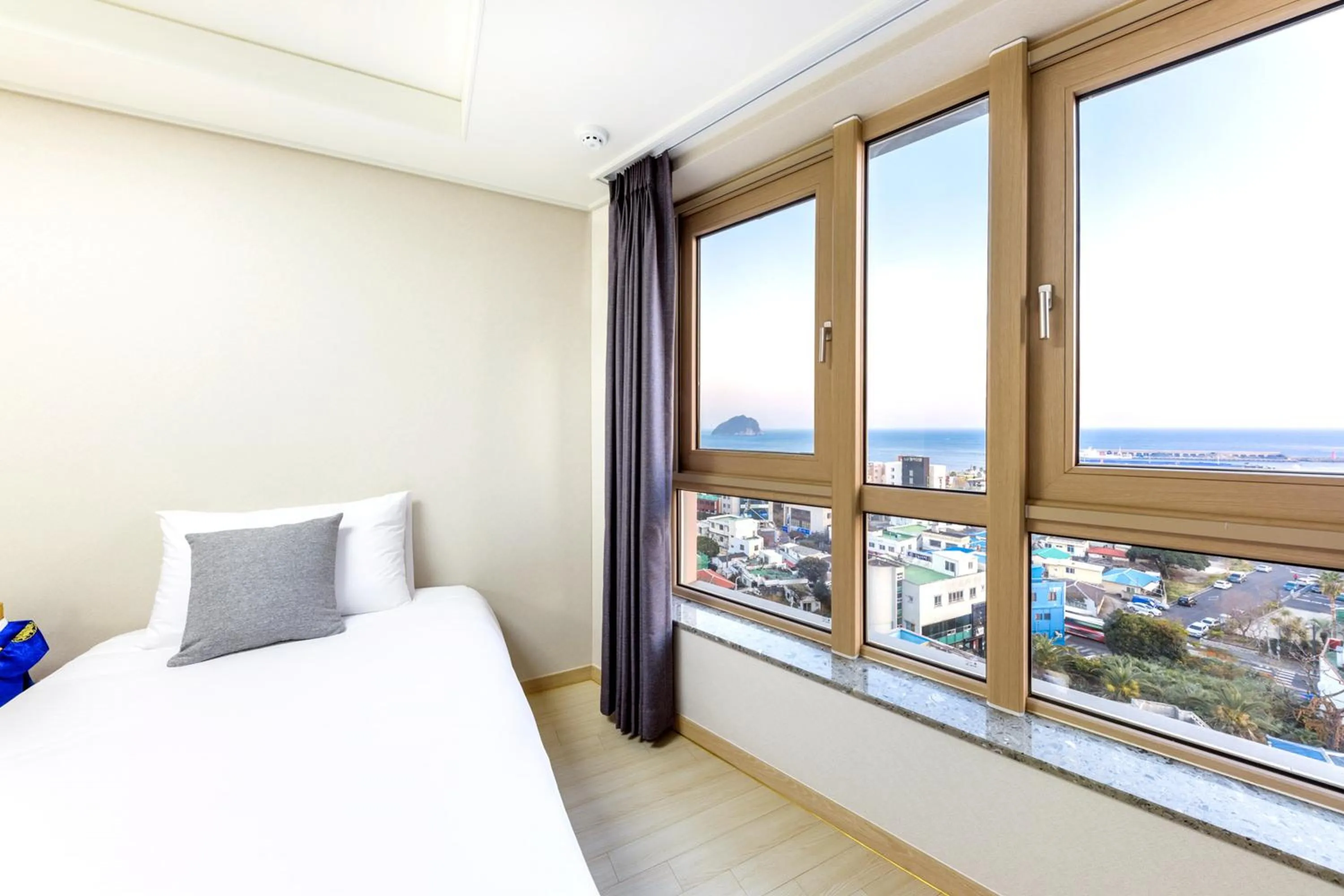 Sea view, Bed in Shin Shin Hotel Seogwipo