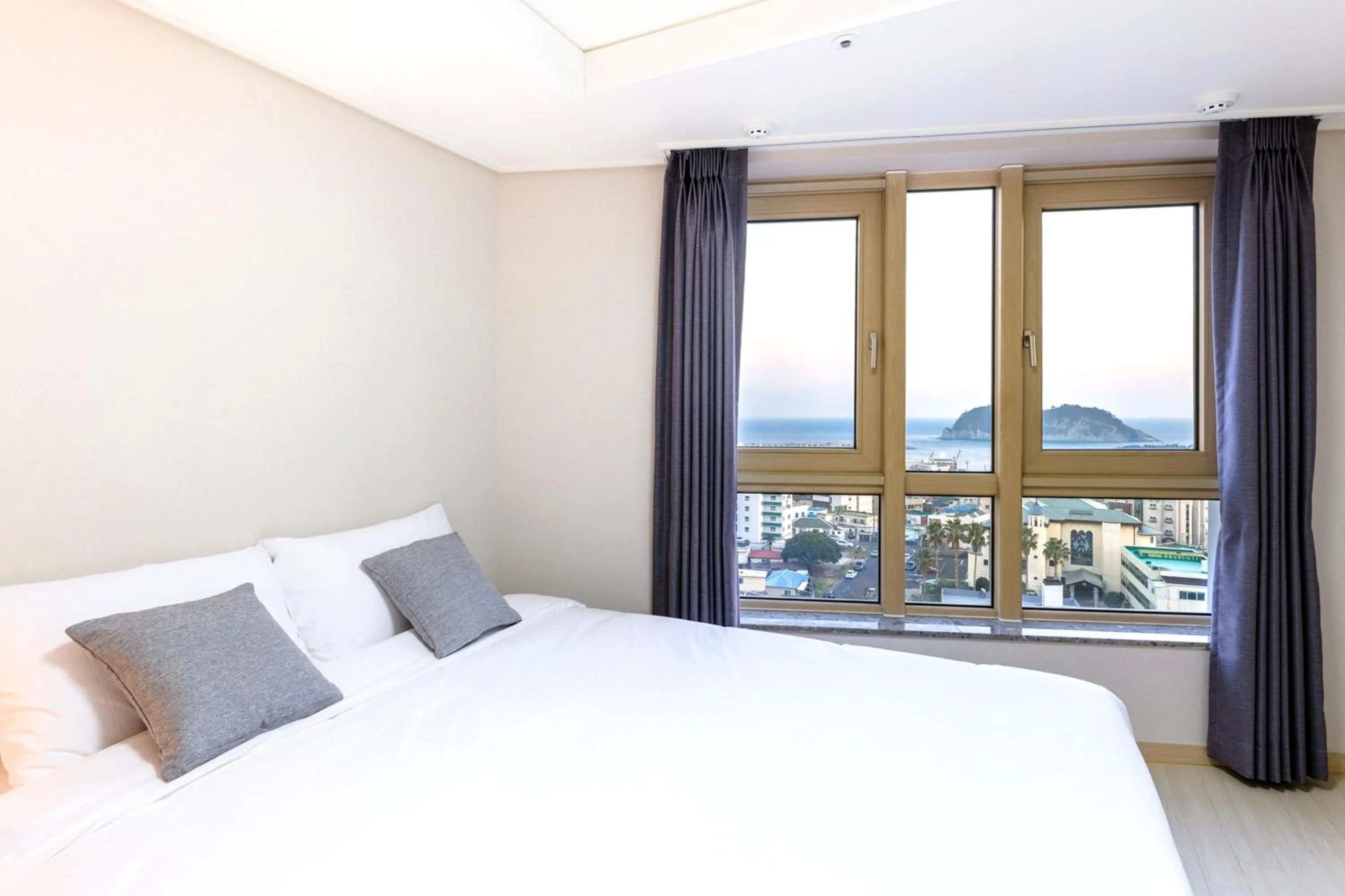 Bed in Shin Shin Hotel Seogwipo