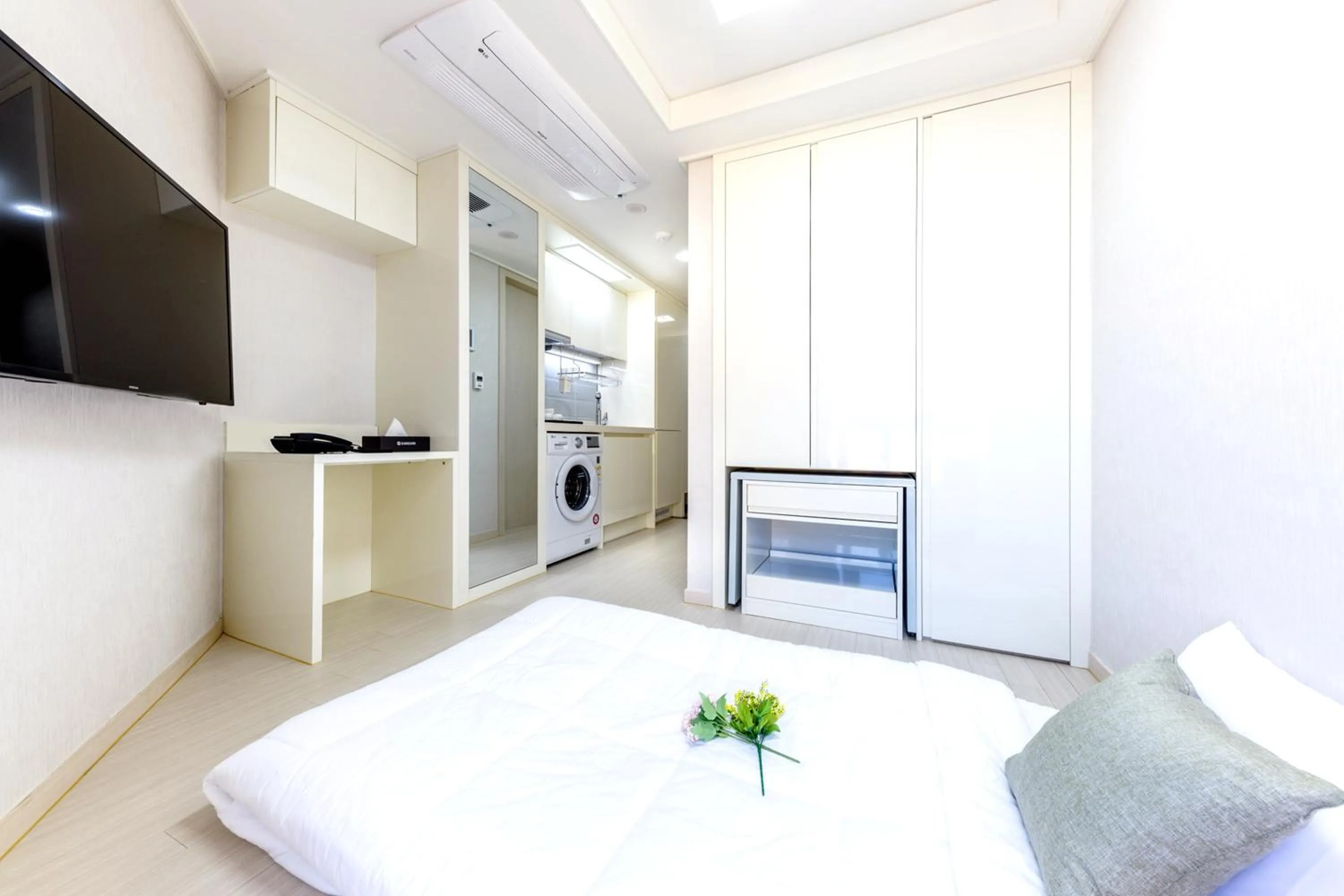 Property building, Bed in Shin Shin Hotel Seogwipo