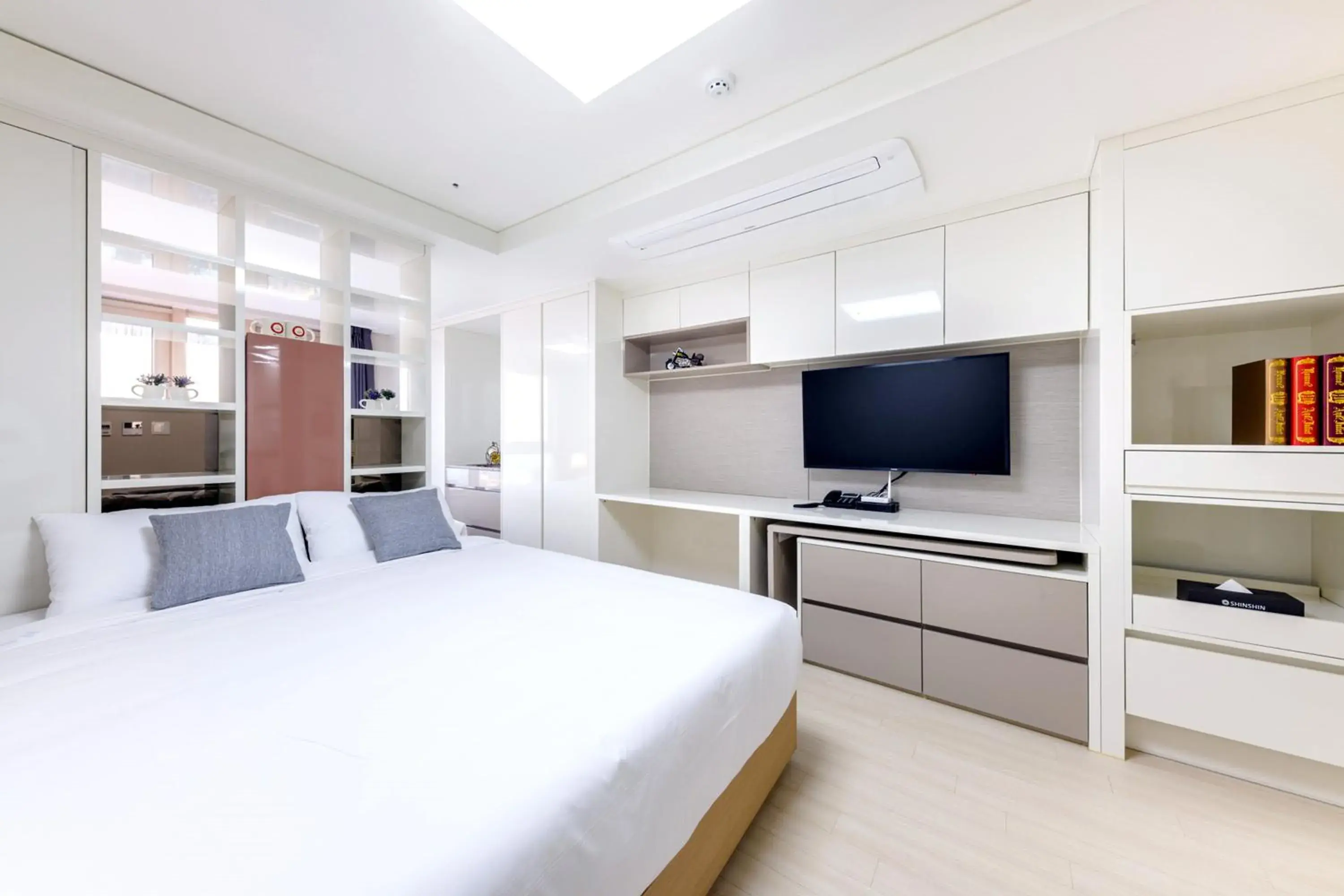 Photo of the whole room, Bed in Shin Shin Hotel Seogwipo Photo of the whole room, Bed in Shin Shin Hotel Seogwipo