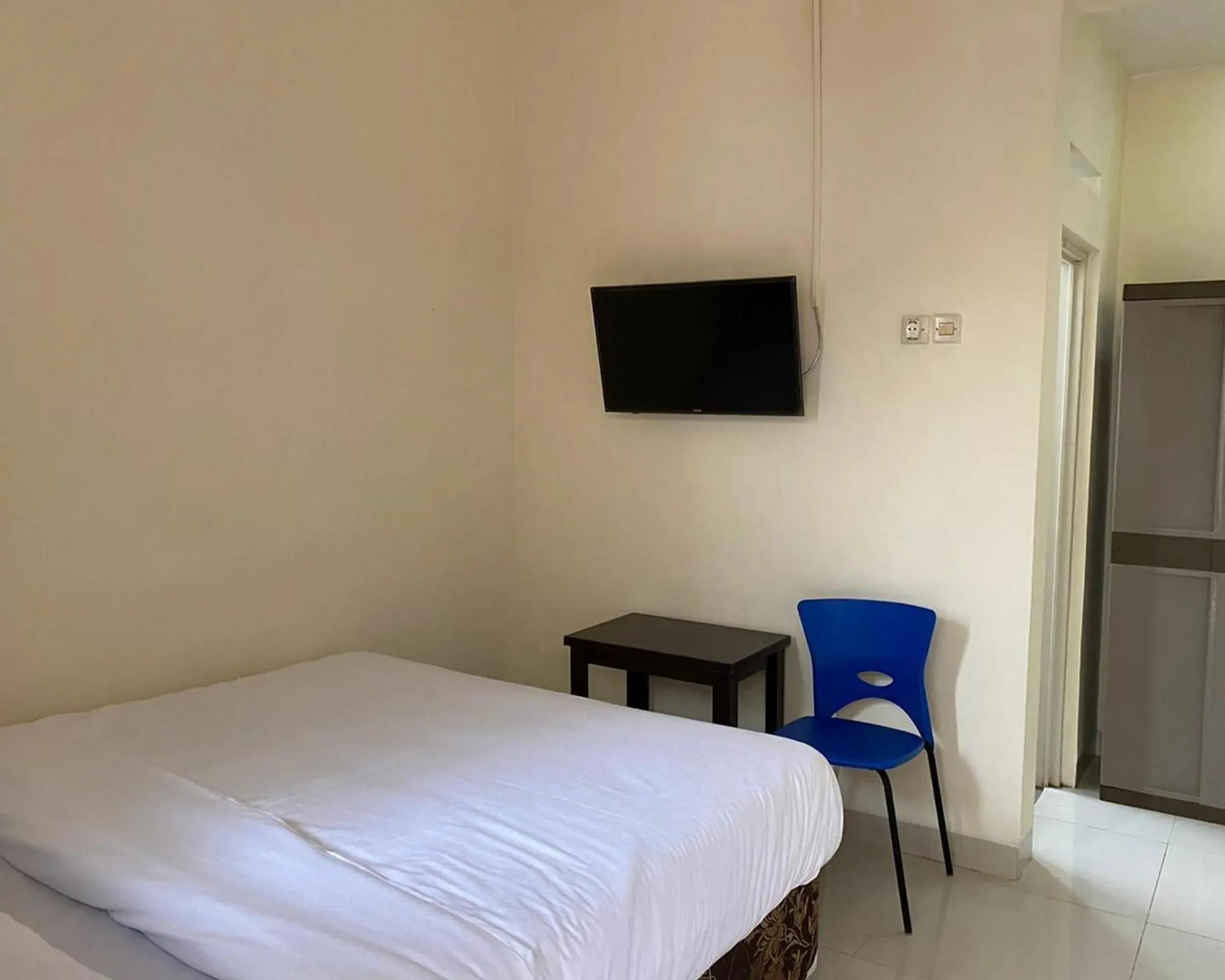 Bedroom, Bed in Jatiwinangun Homestay near GOR Satria Purwoketo Mitra RedDoorz Bedroom, Bed in Jatiwinangun Homestay near GOR Satria Purwoketo Mitra RedDoorz