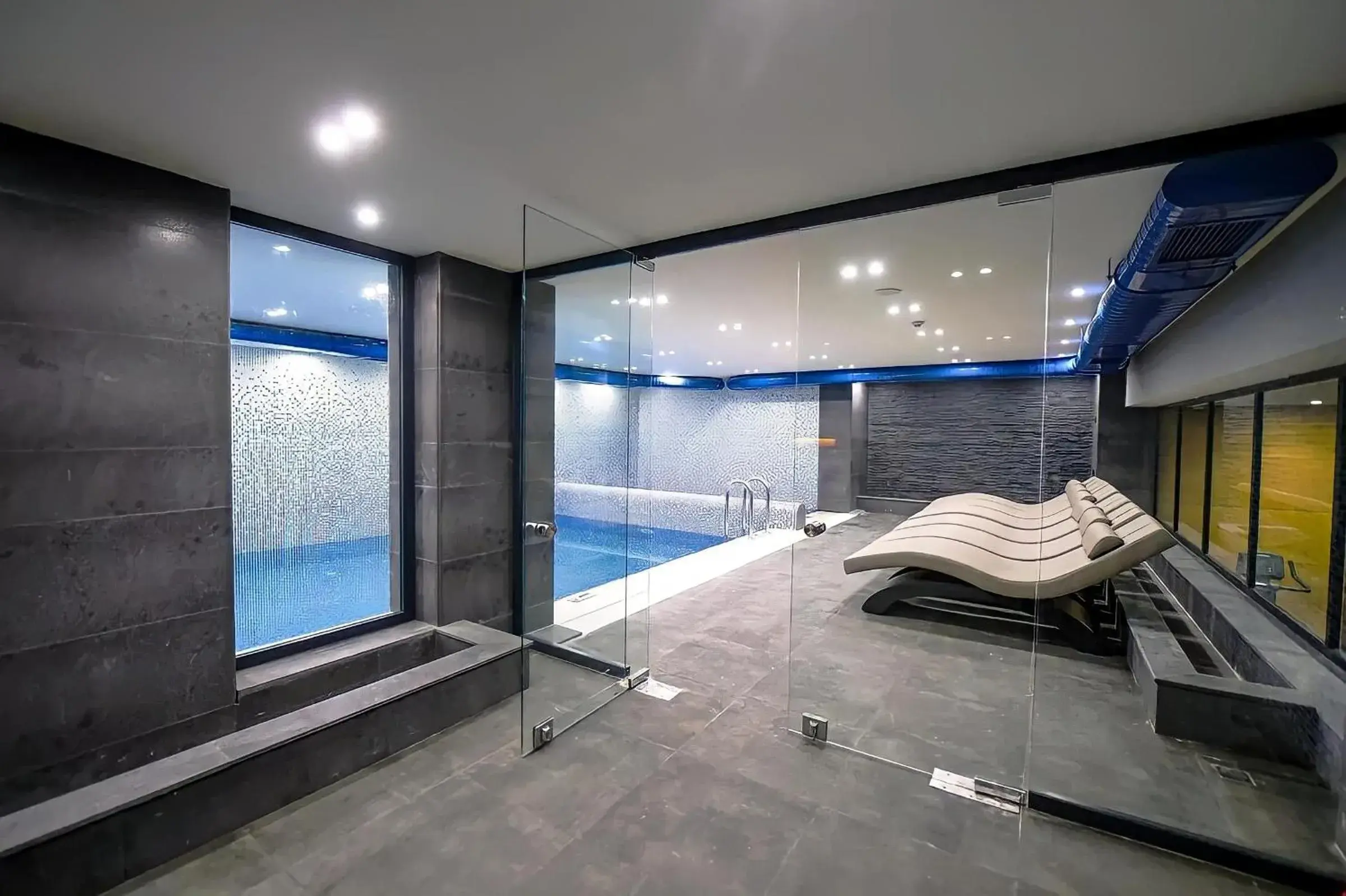 Swimming pool in CHER HOTEL & SPA Taksim Swimming pool in CHER HOTEL & SPA Taksim