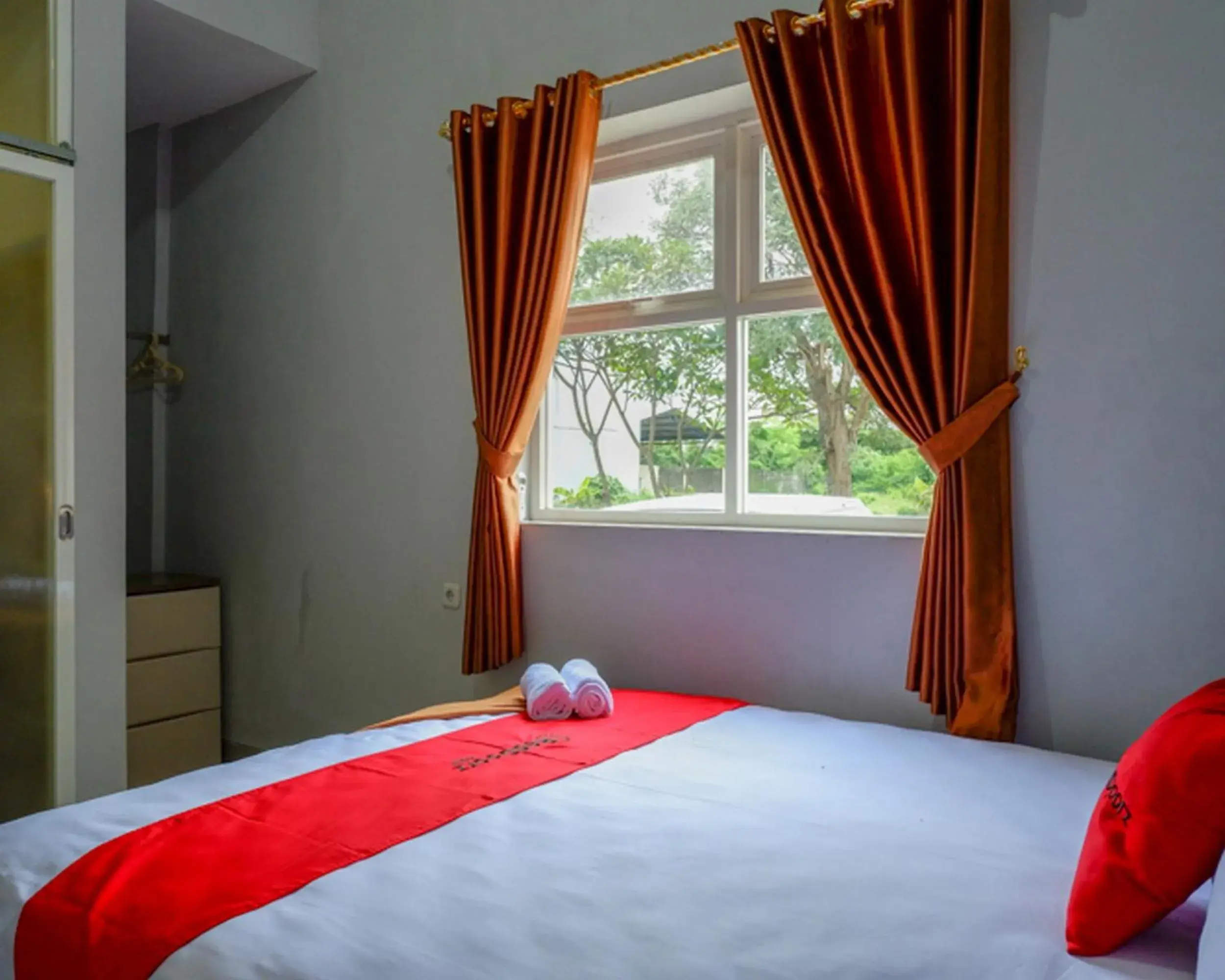 Bed in RedDoorz @ City Park Medoho Semarang Bed in RedDoorz @ City Park Medoho Semarang