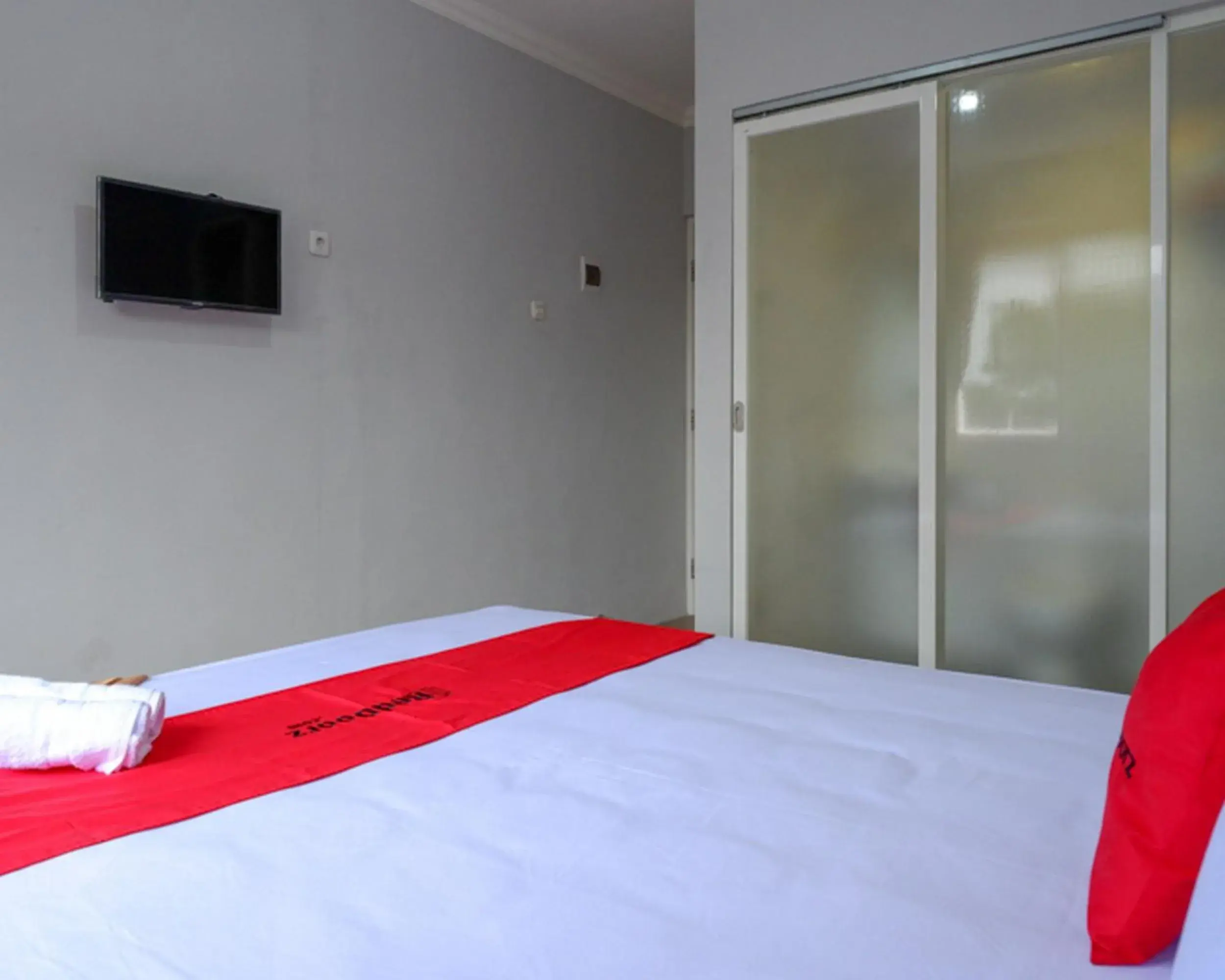 Bed in RedDoorz @ City Park Medoho Semarang Bed in RedDoorz @ City Park Medoho Semarang