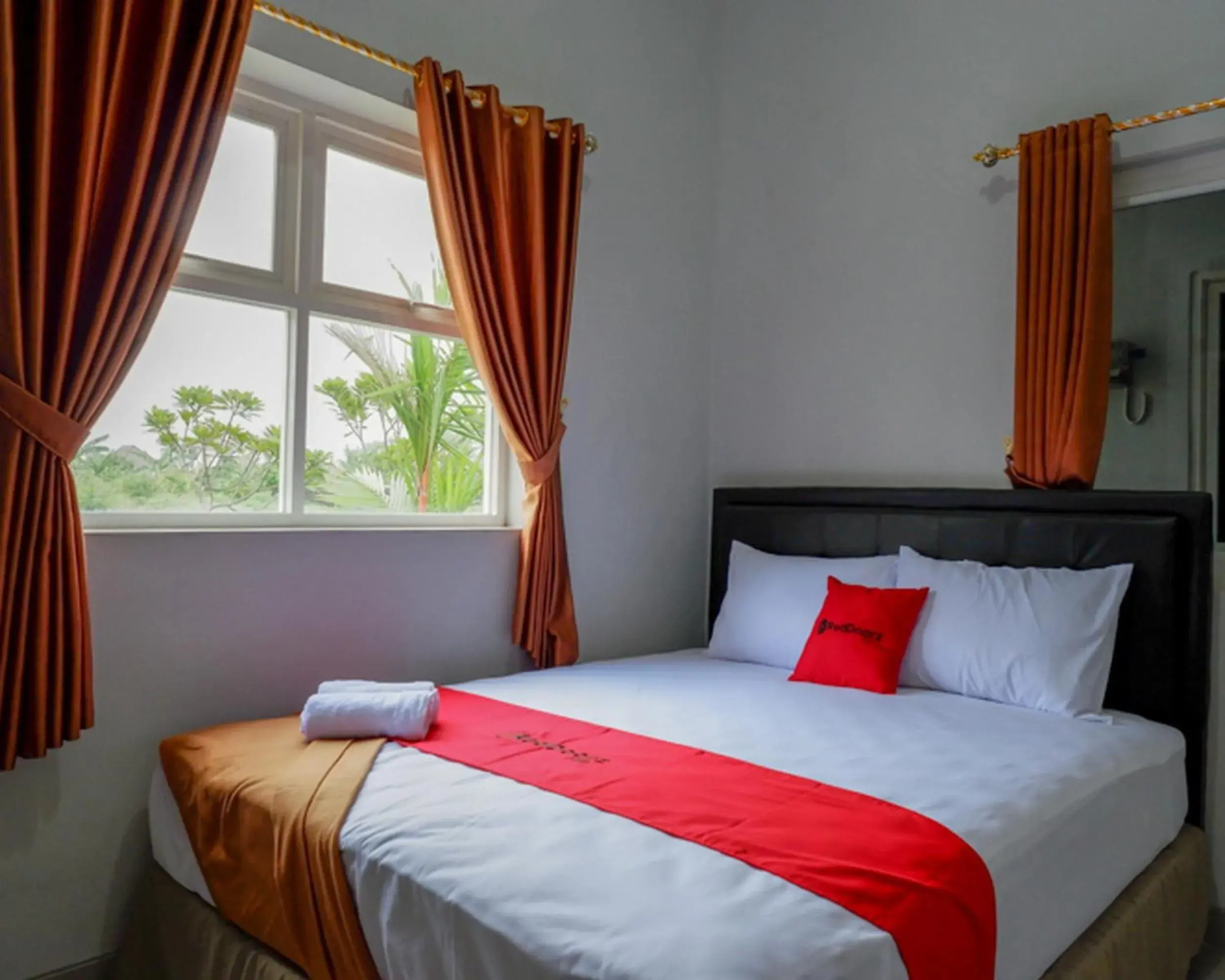 Bed in RedDoorz @ City Park Medoho Semarang Bed in RedDoorz @ City Park Medoho Semarang