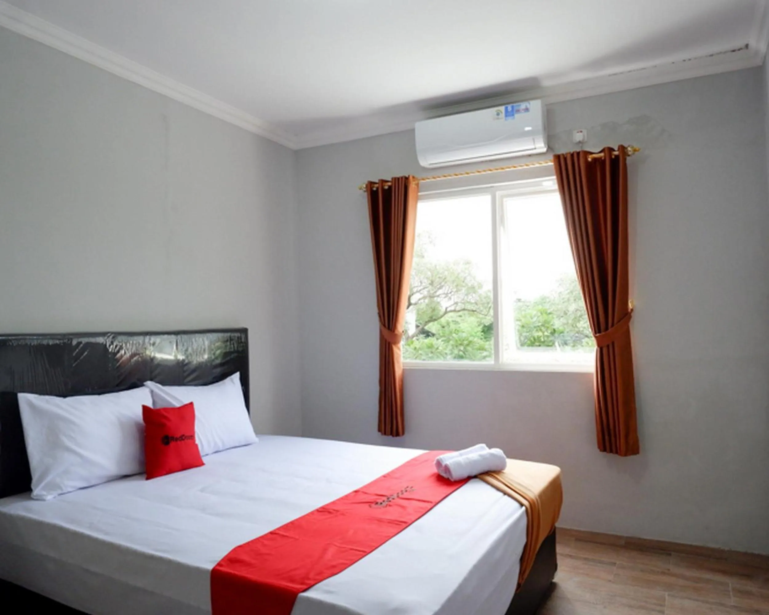 Bed in RedDoorz @ City Park Medoho Semarang