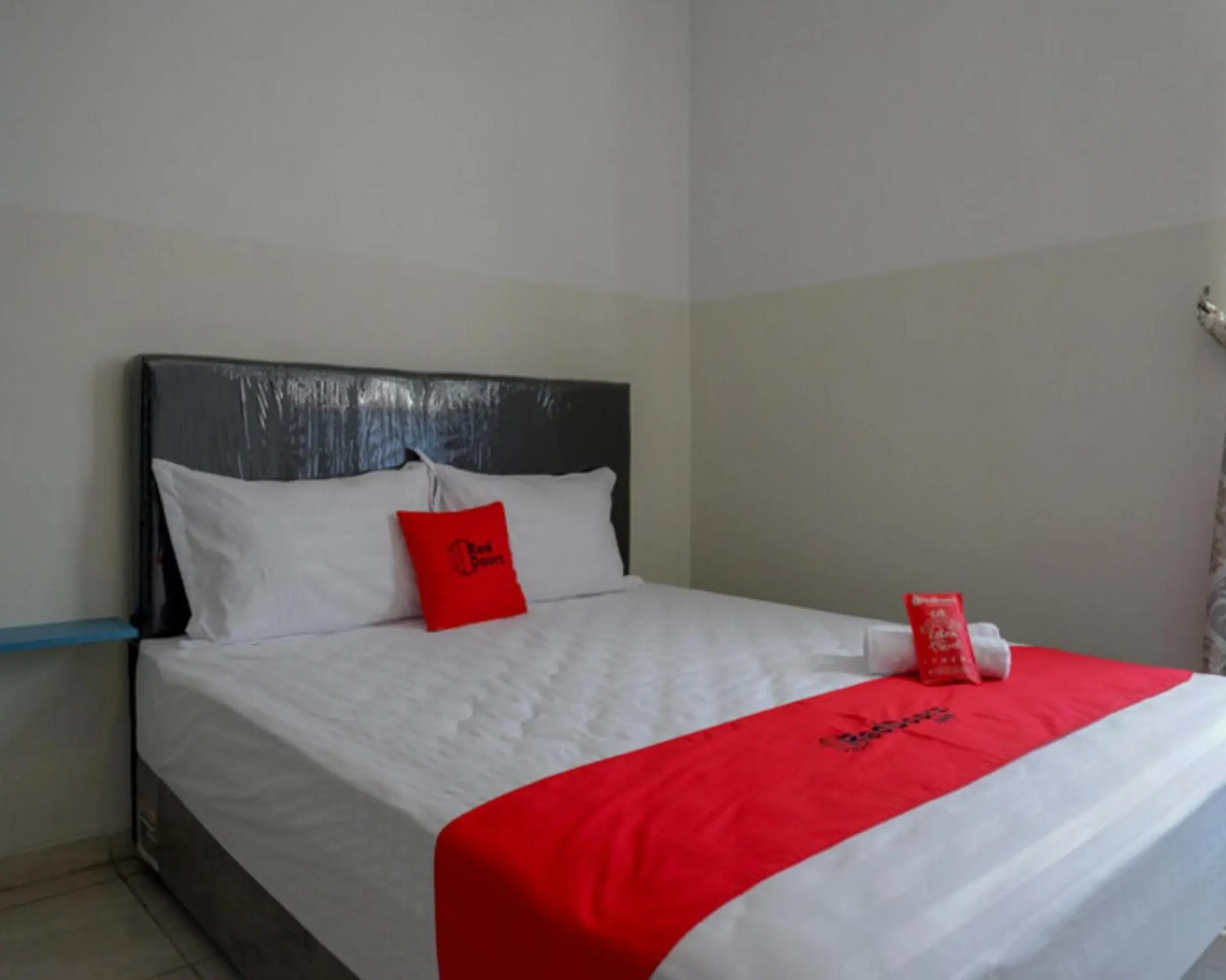 Bed in RedDoorz near Tamansari Shopping Center Salatiga Bed in RedDoorz near Tamansari Shopping Center Salatiga