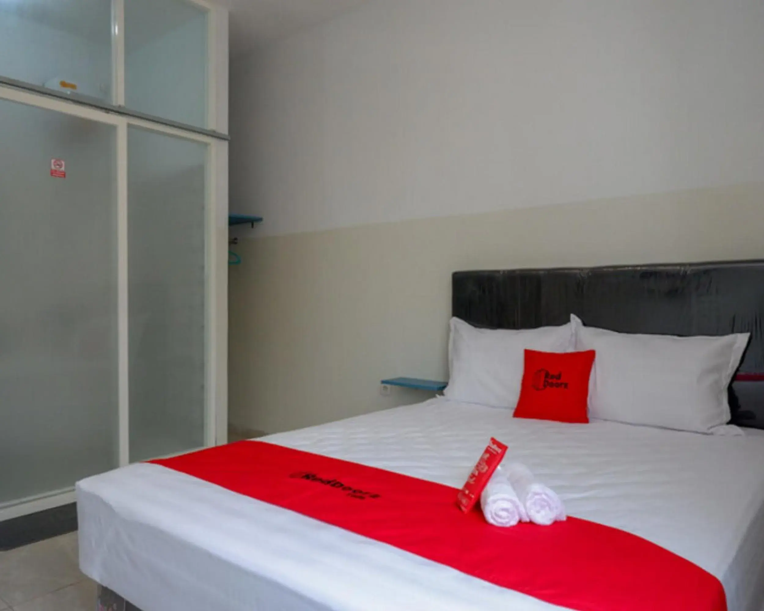 Bed in RedDoorz near Tamansari Shopping Center Salatiga Bed in RedDoorz near Tamansari Shopping Center Salatiga