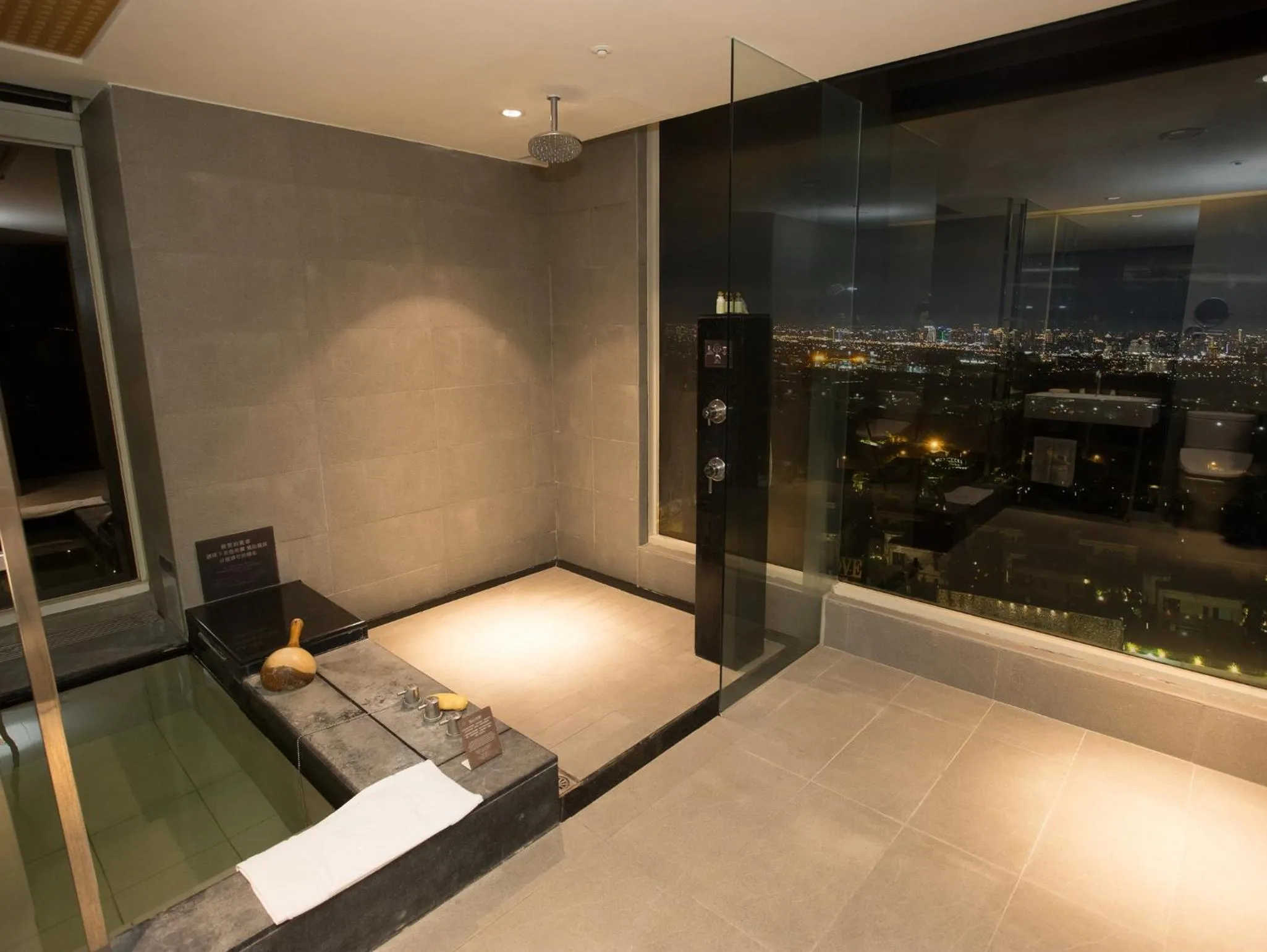 Bed in Freshfields Hotel