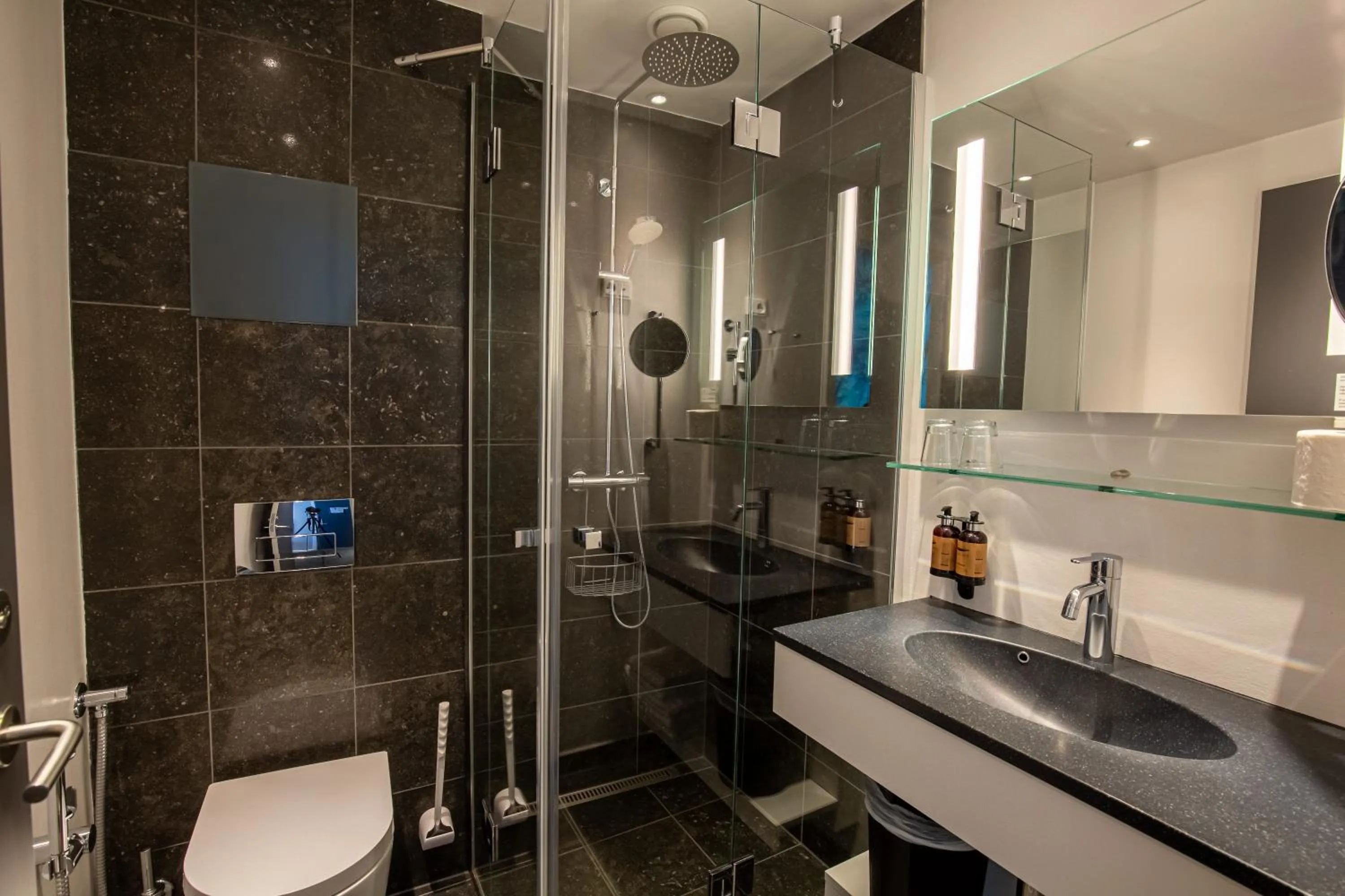 Shower in Best Western Plus Hotel Ilulissat