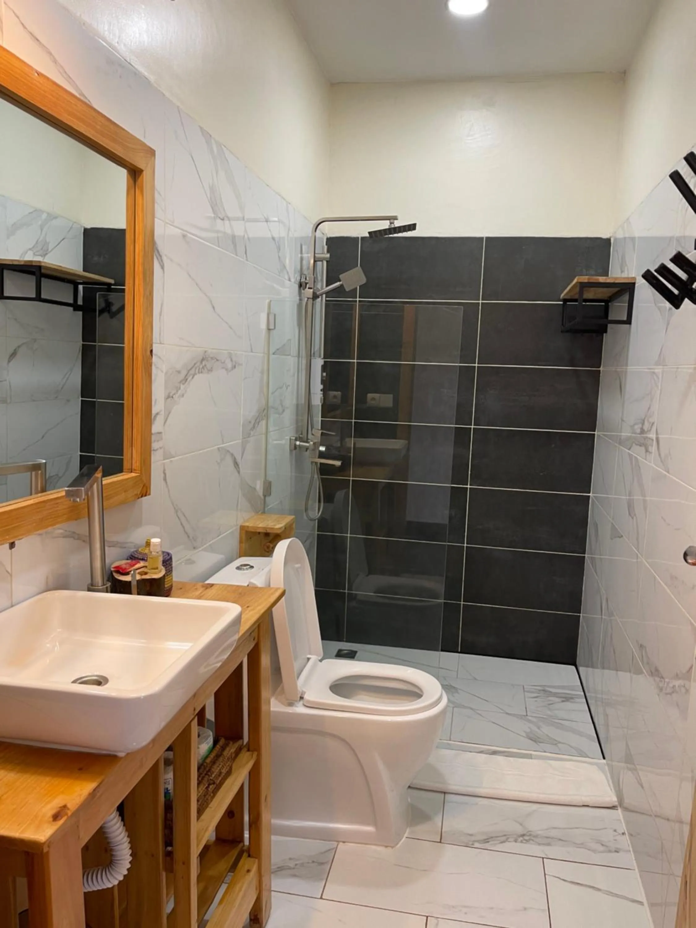 Public Bath in Eagle View Lodge - Kigali