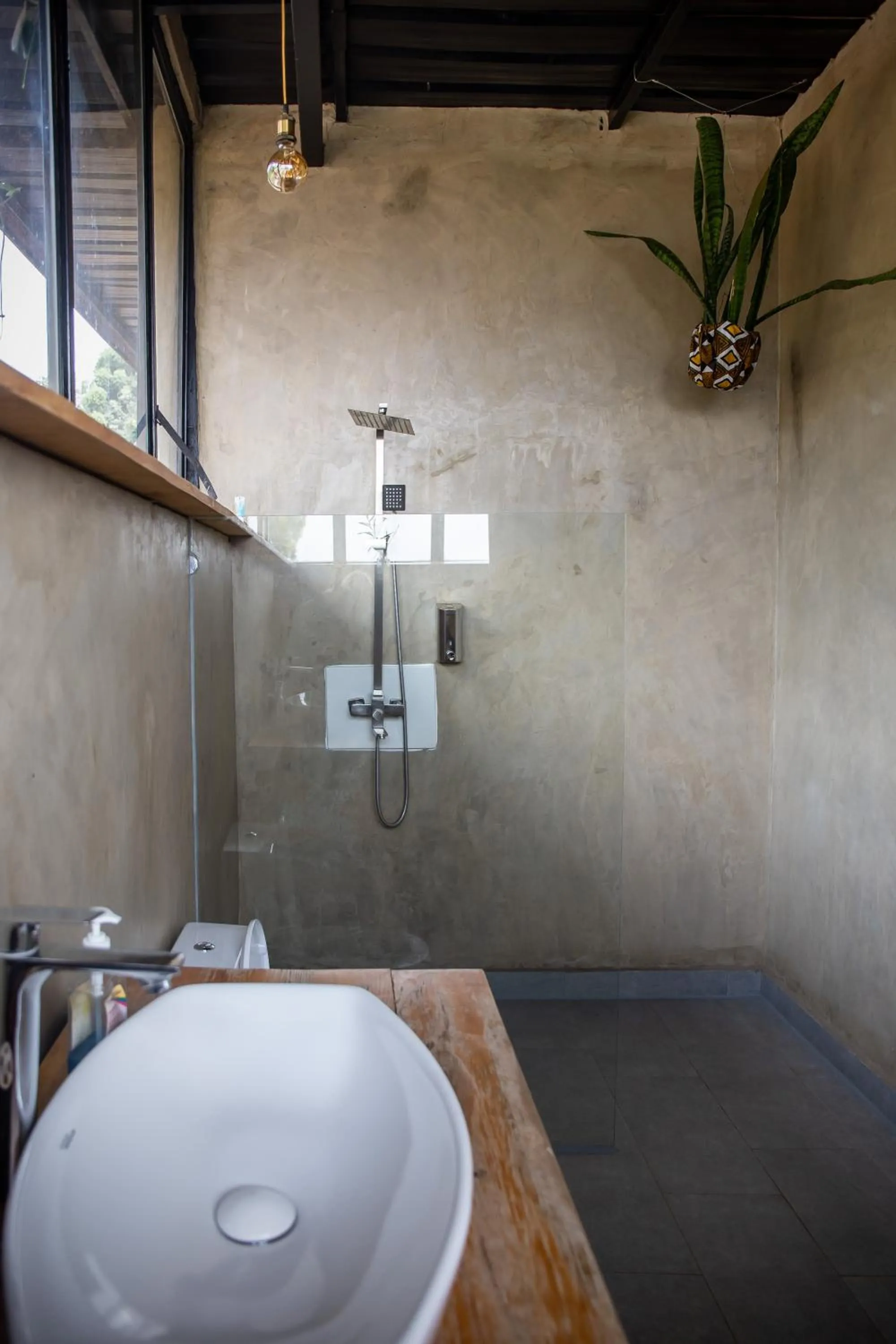 Shower in Eagle View Lodge - Kigali