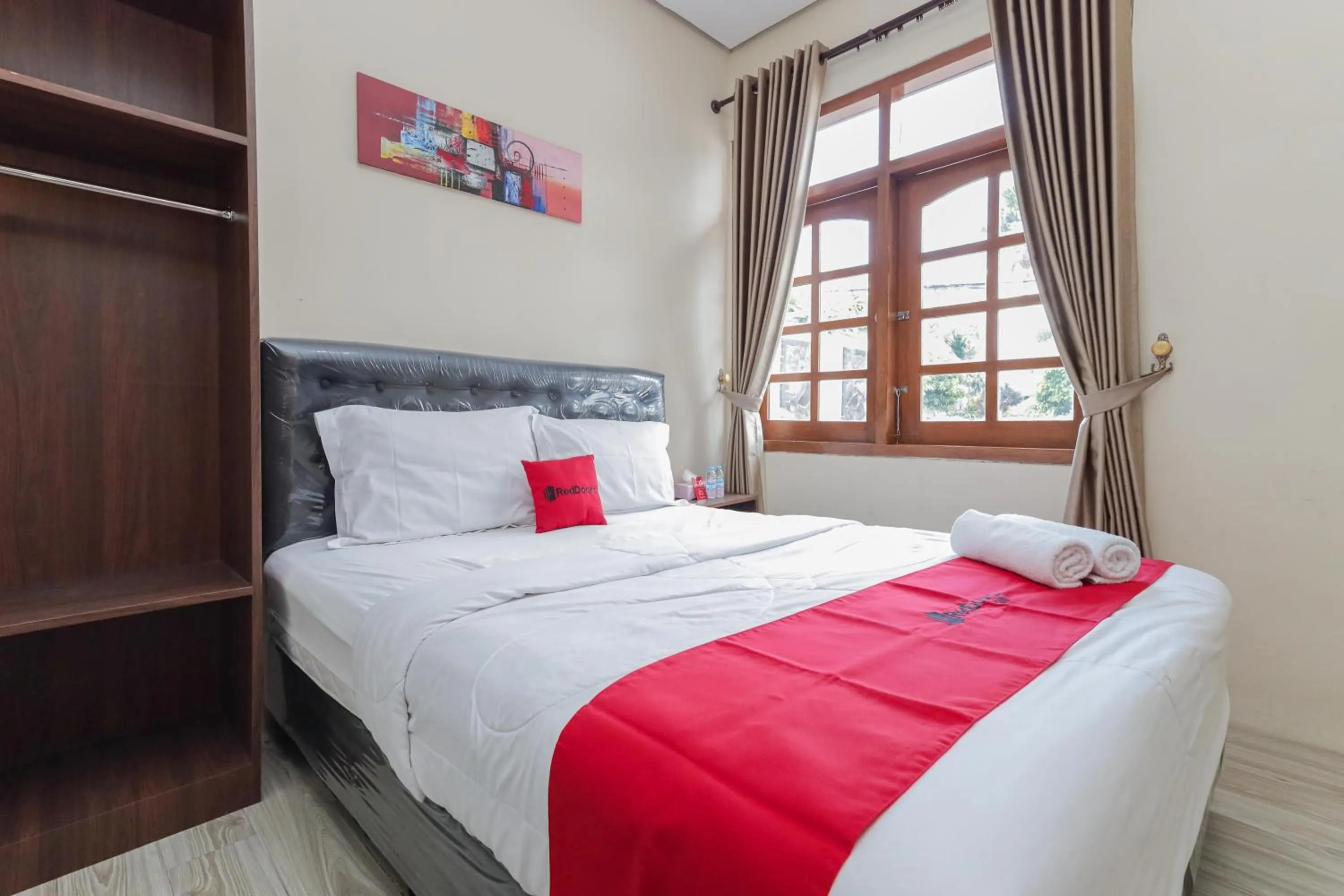 Bedroom, Bed in RedDoorz at WR Supratman Batu