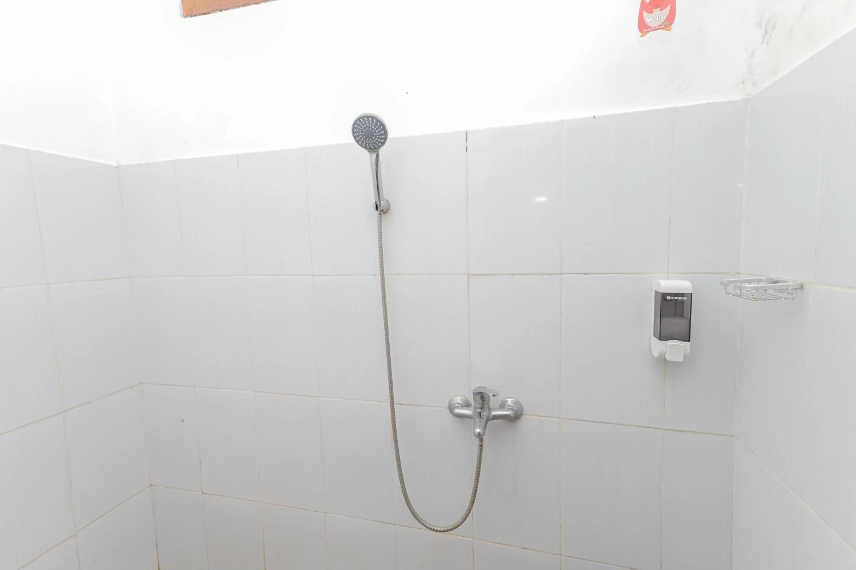 Shower in RedDoorz at WR Supratman Batu