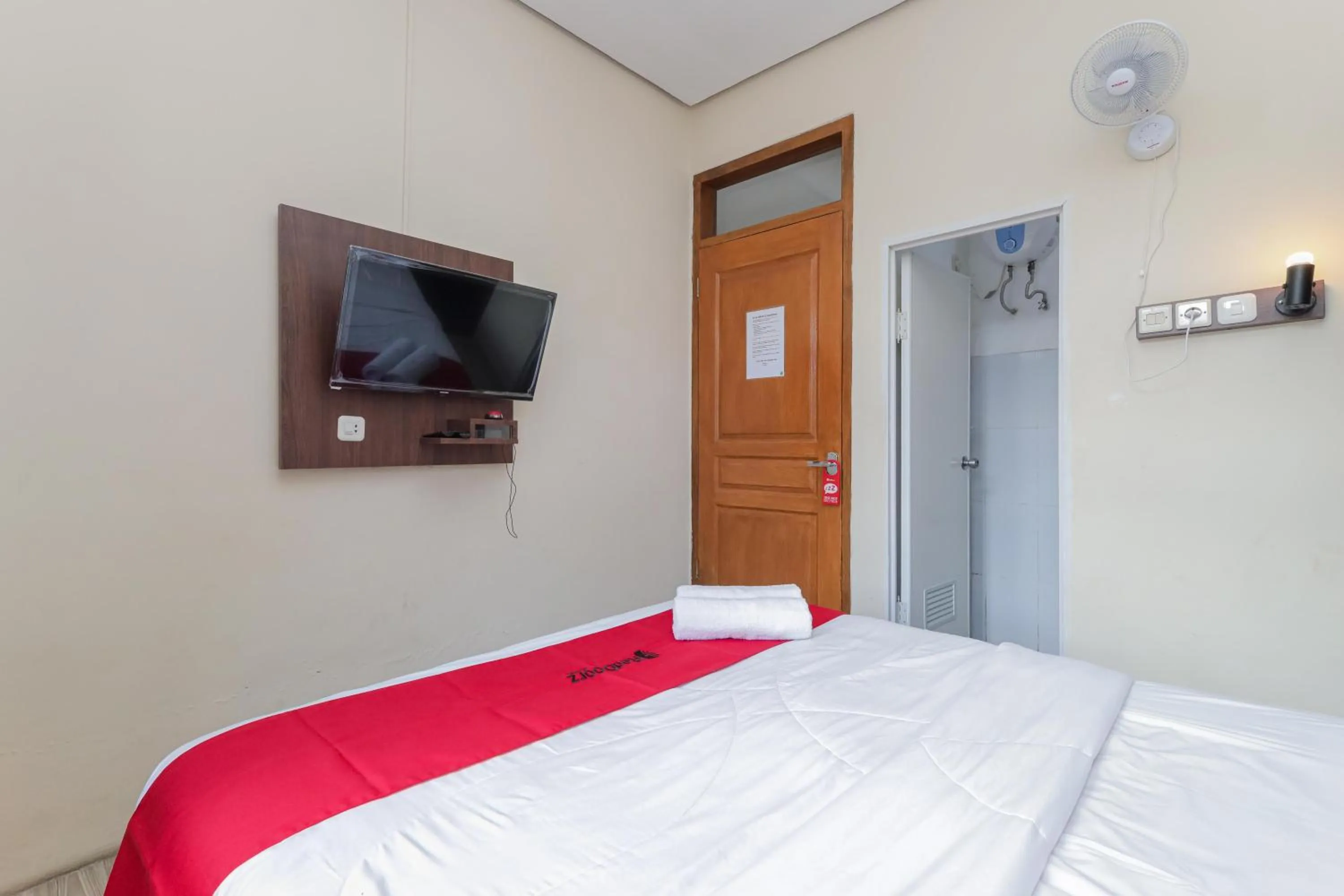 TV and multimedia, Bed in RedDoorz at WR Supratman Batu