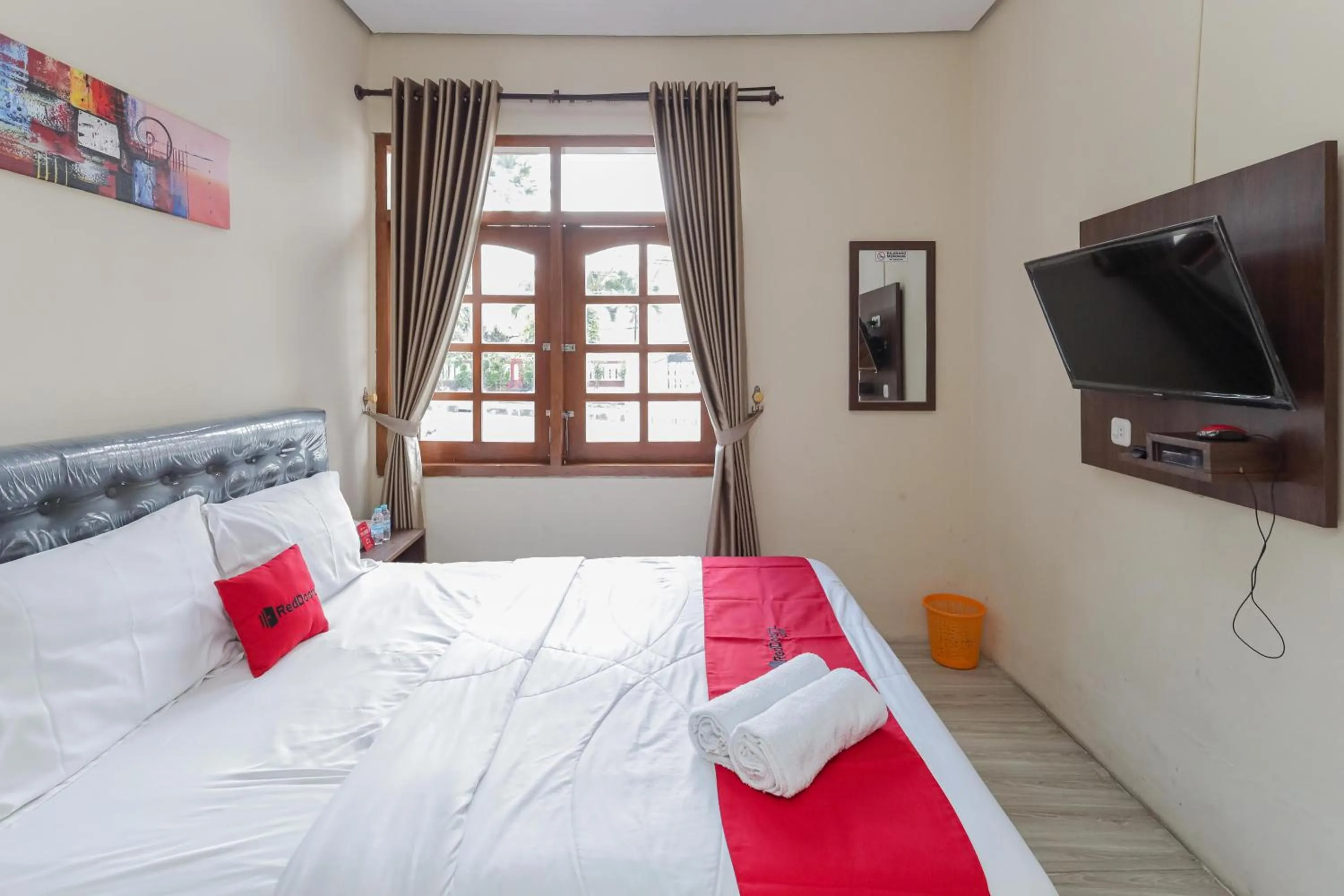 Bedroom, Bed in RedDoorz at WR Supratman Batu
