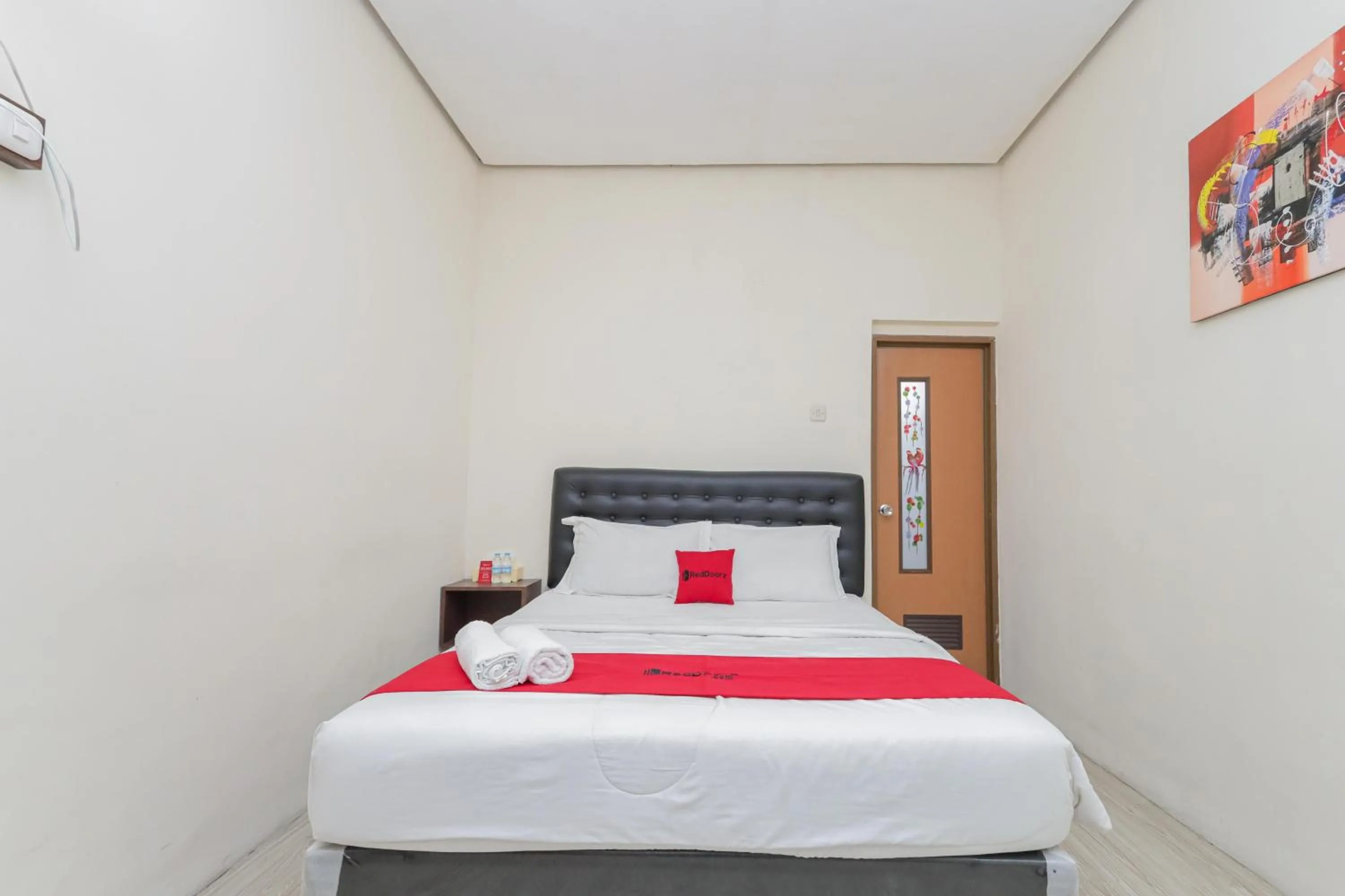 Bedroom, Bed in RedDoorz at WR Supratman Batu