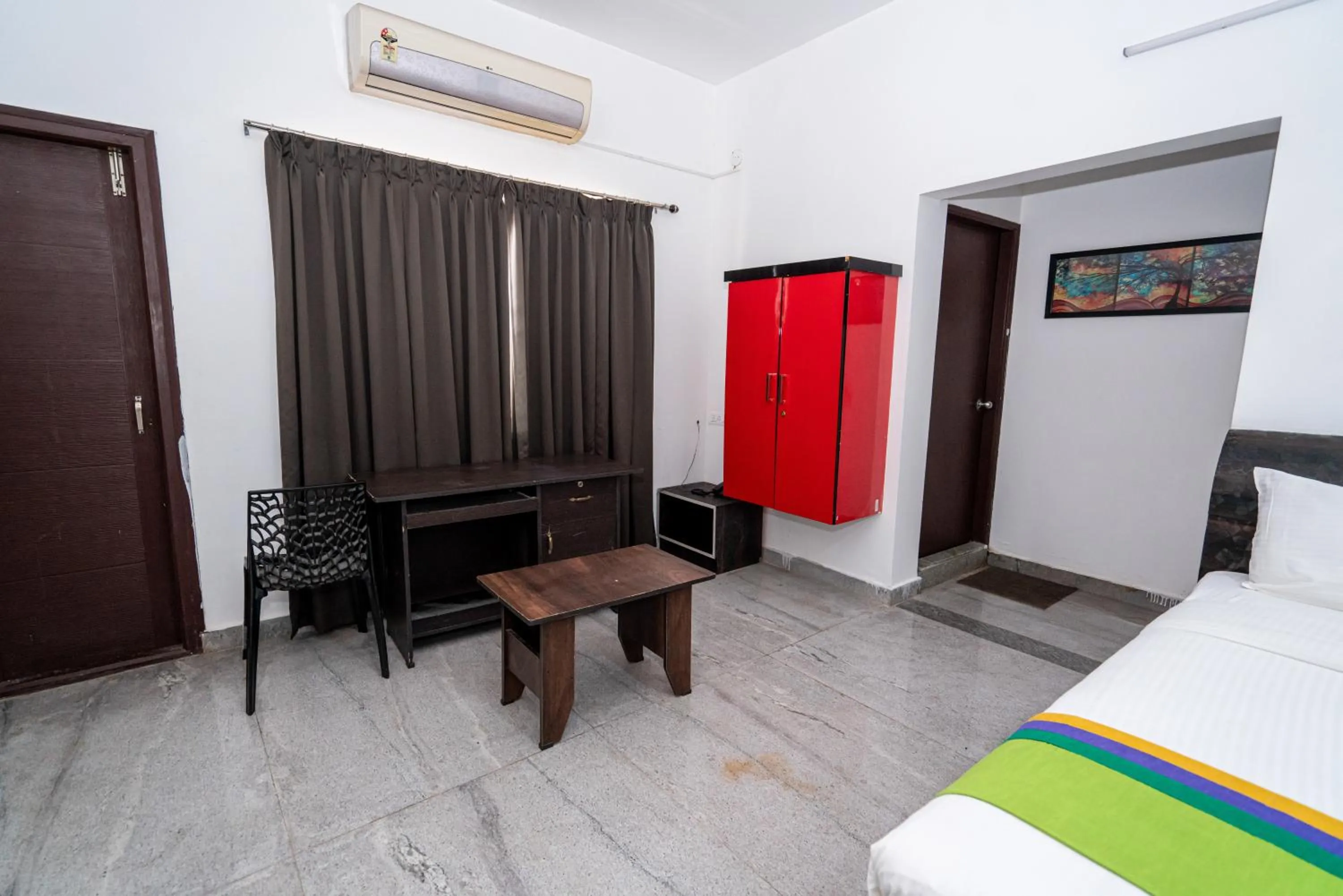 Seating area, Bed in Hotel Dhruv Palace Bangalore Jakkur