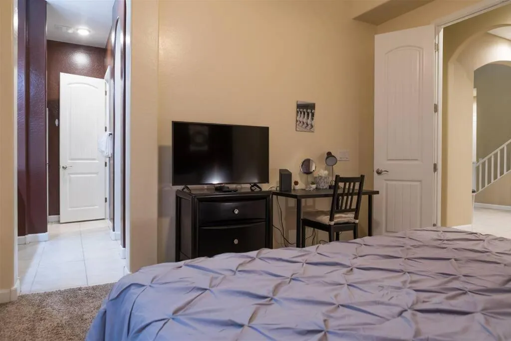 Bed in Gated townhouse with 2 suites, heated pool, hot tub