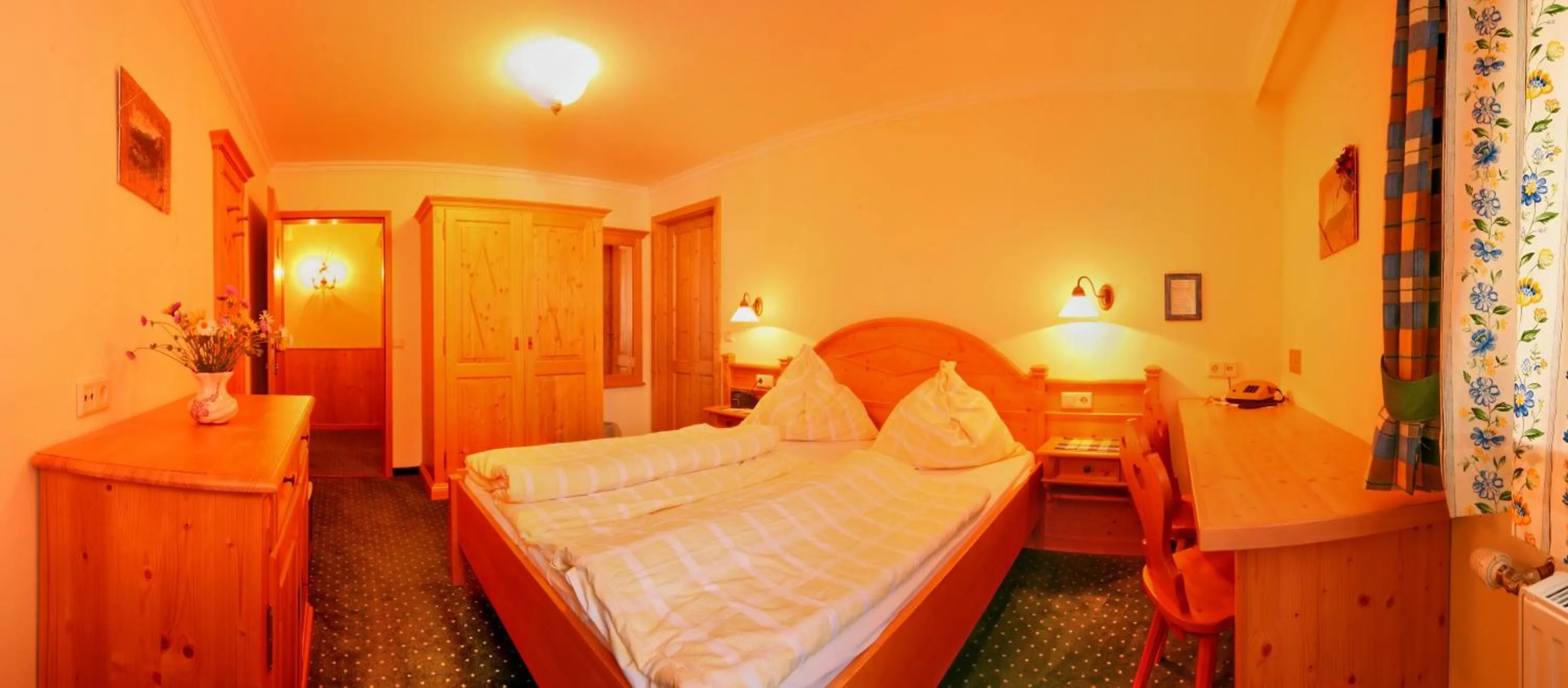 Photo of the whole room, Bed in Hotel Kreutzer