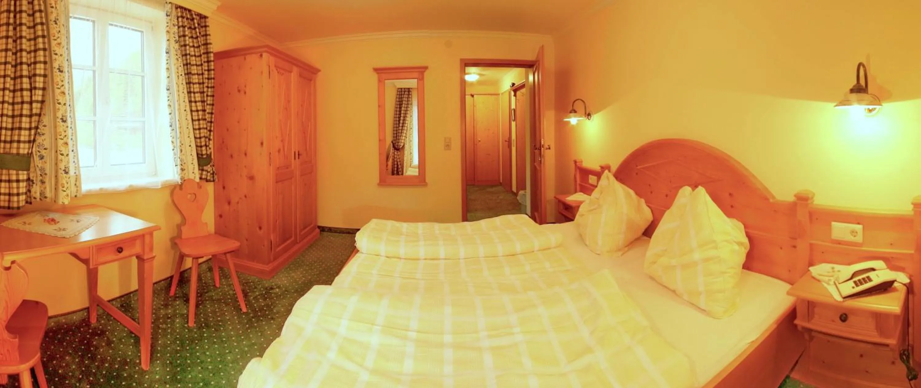 Photo of the whole room, Bed in Hotel Kreutzer