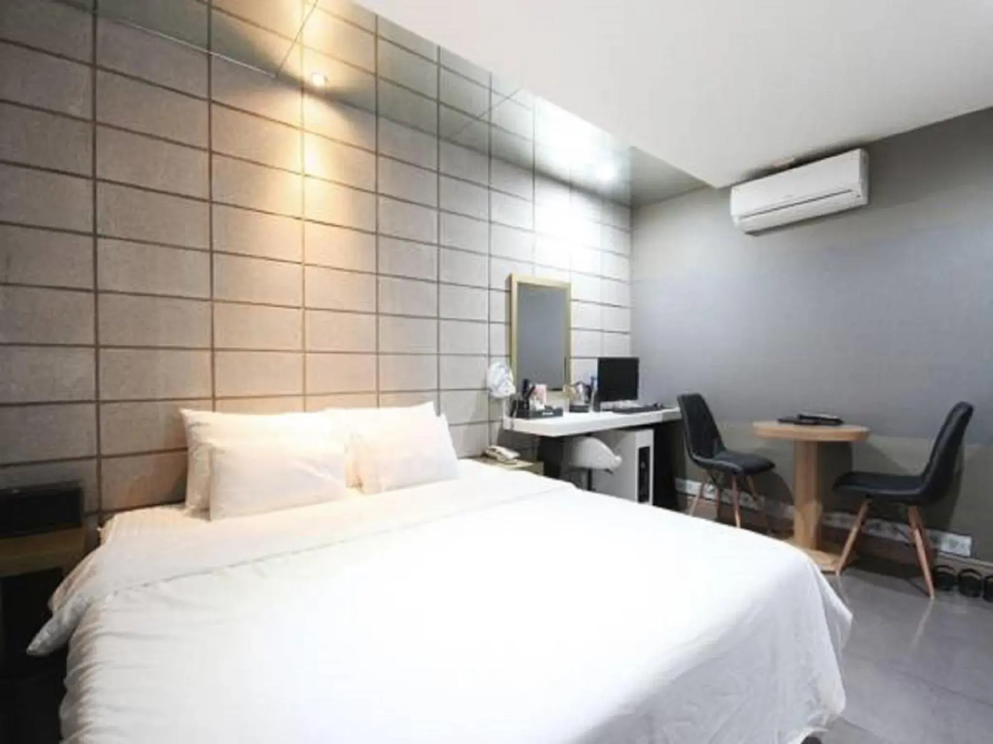 Decorative detail, Bed in Hotel JUNE Haeundae Decorative detail, Bed in Hotel JUNE Haeundae