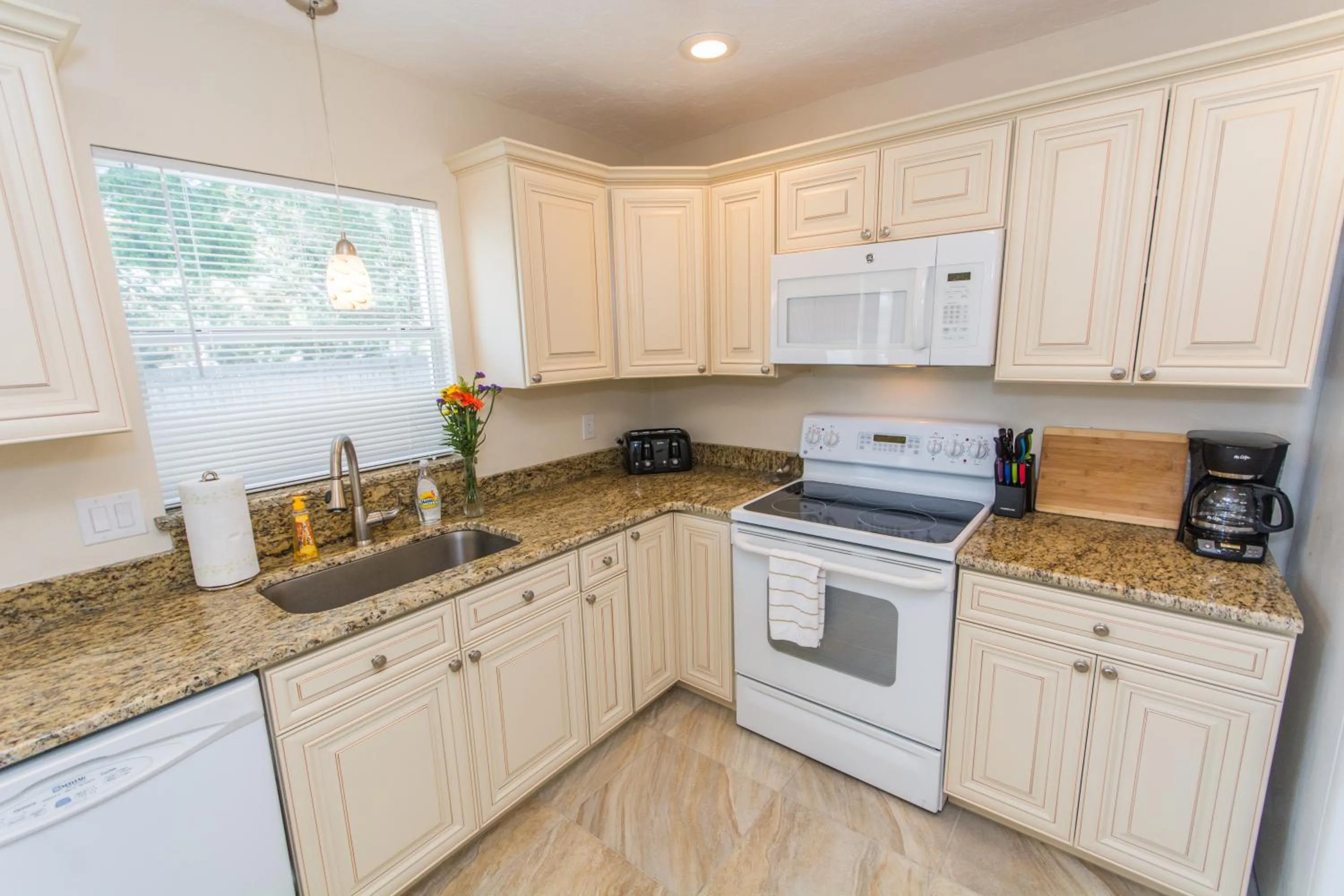Kitchen or kitchenette in Villa Franca bungalow