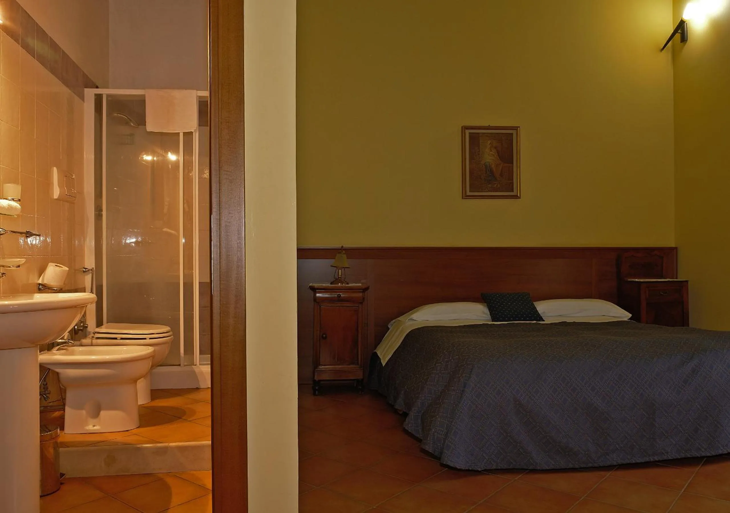 Shower, Bed in Conte Spencer
