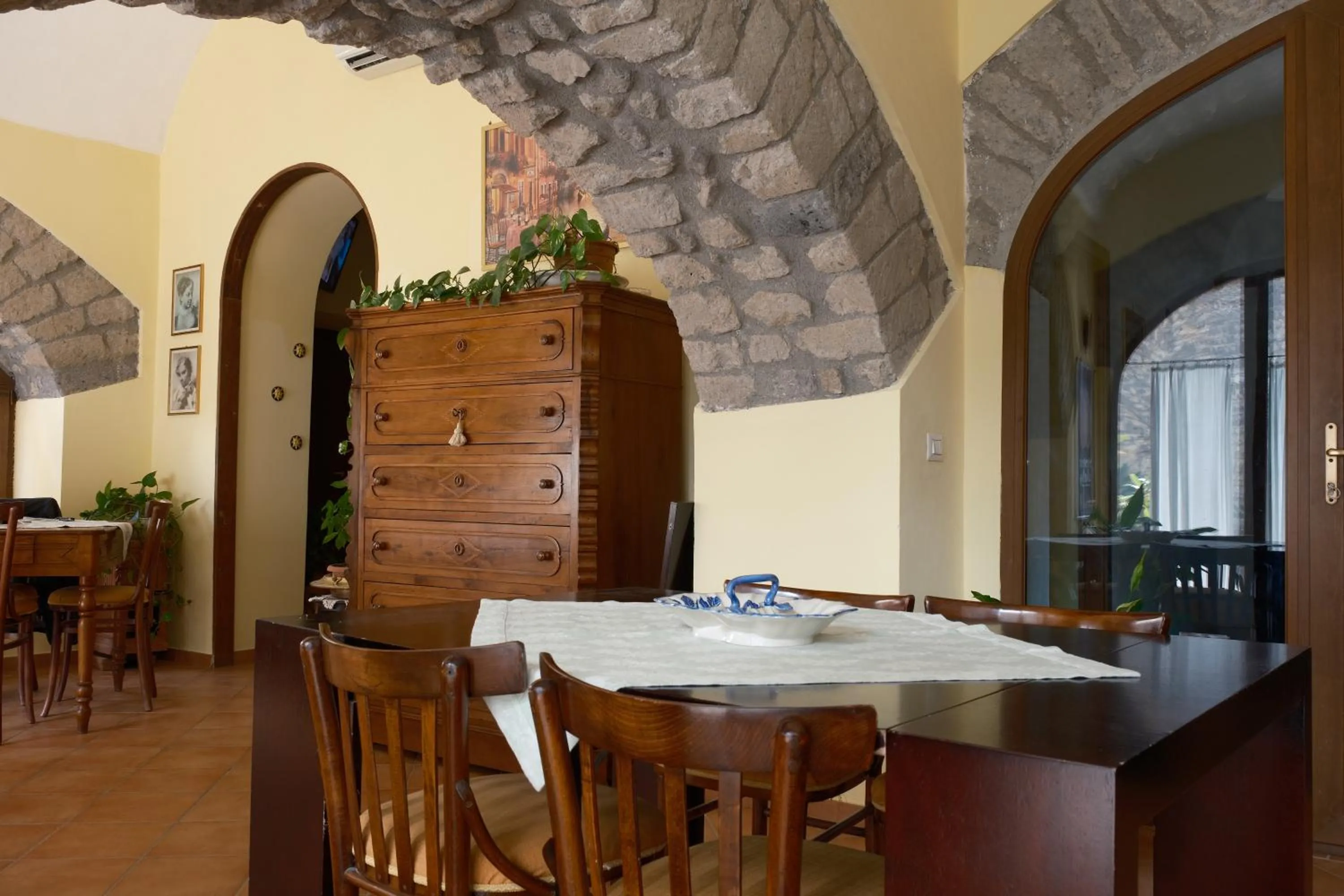 Dining area in Conte Spencer