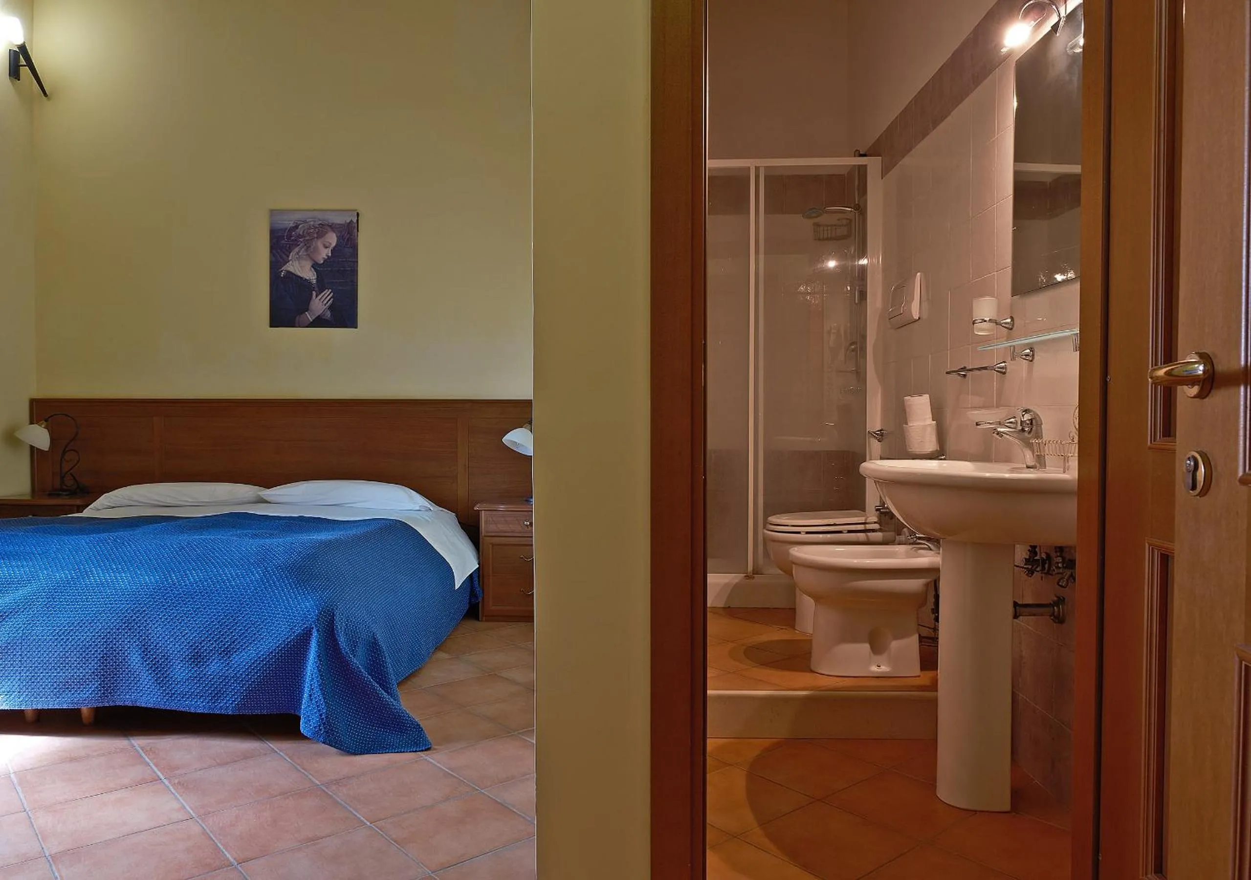 Shower, Bed in Conte Spencer