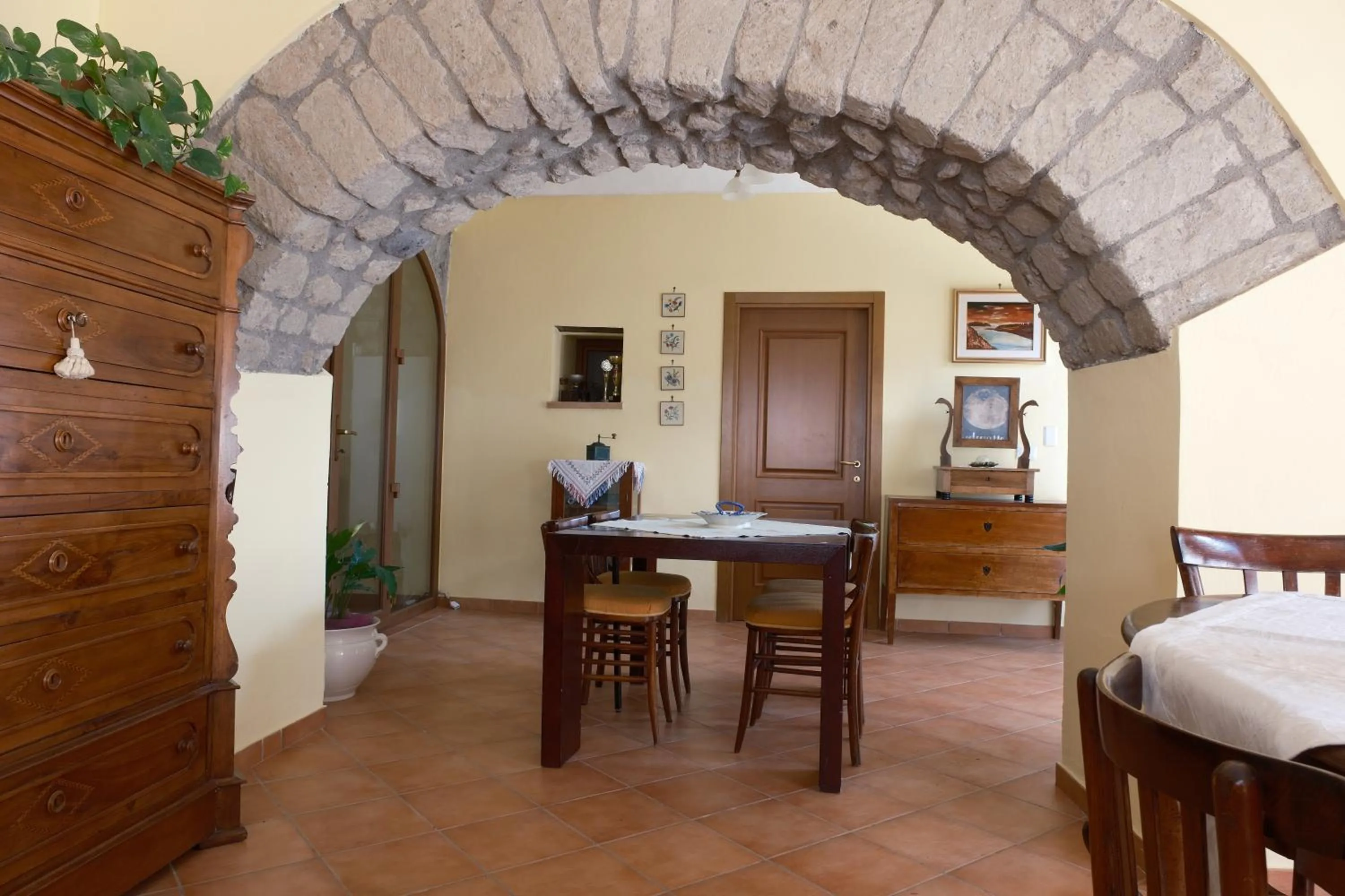 Dining area in Conte Spencer