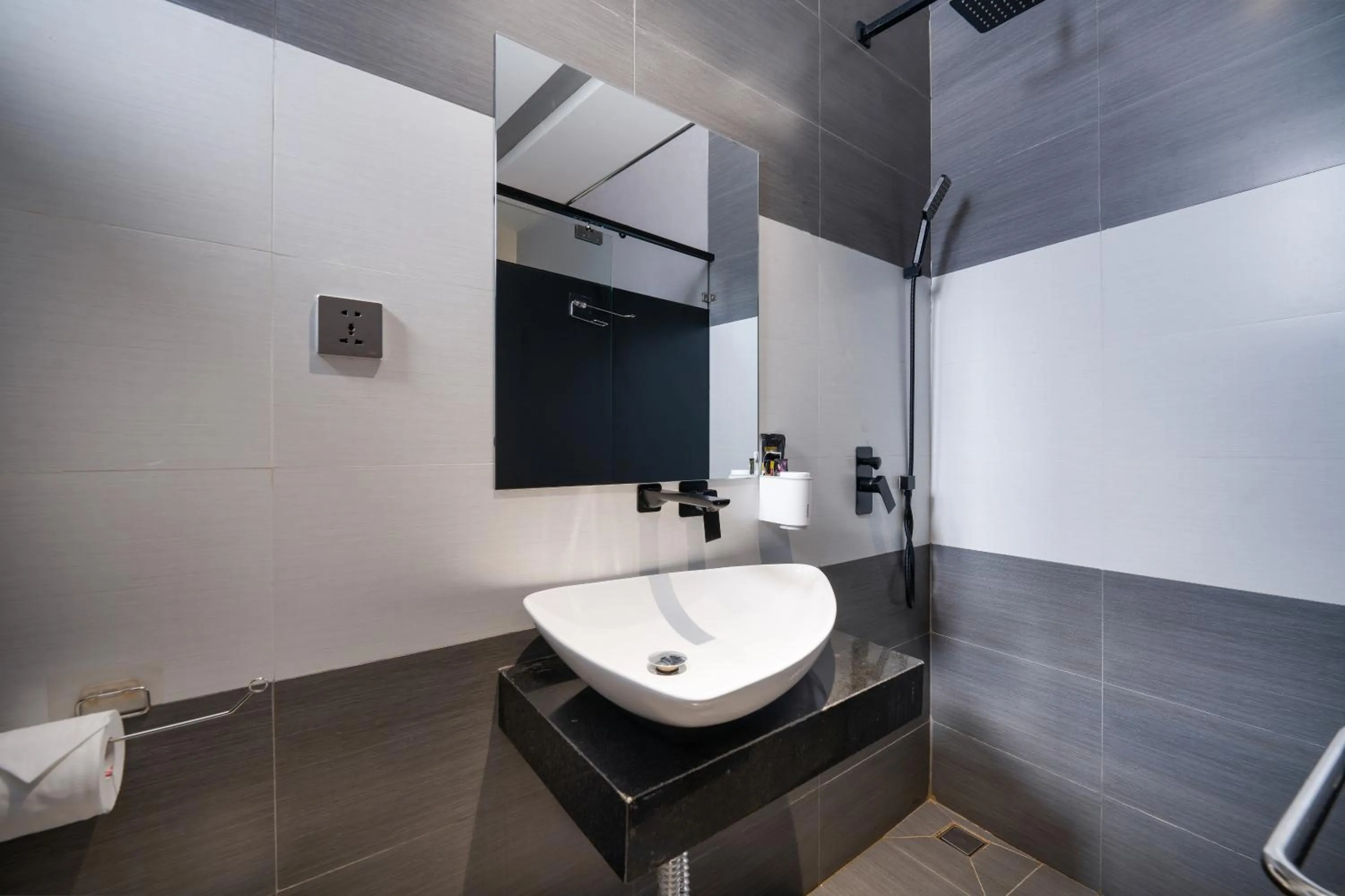 Bathroom in Mari Queen Hotel - Bui Thi Xuan