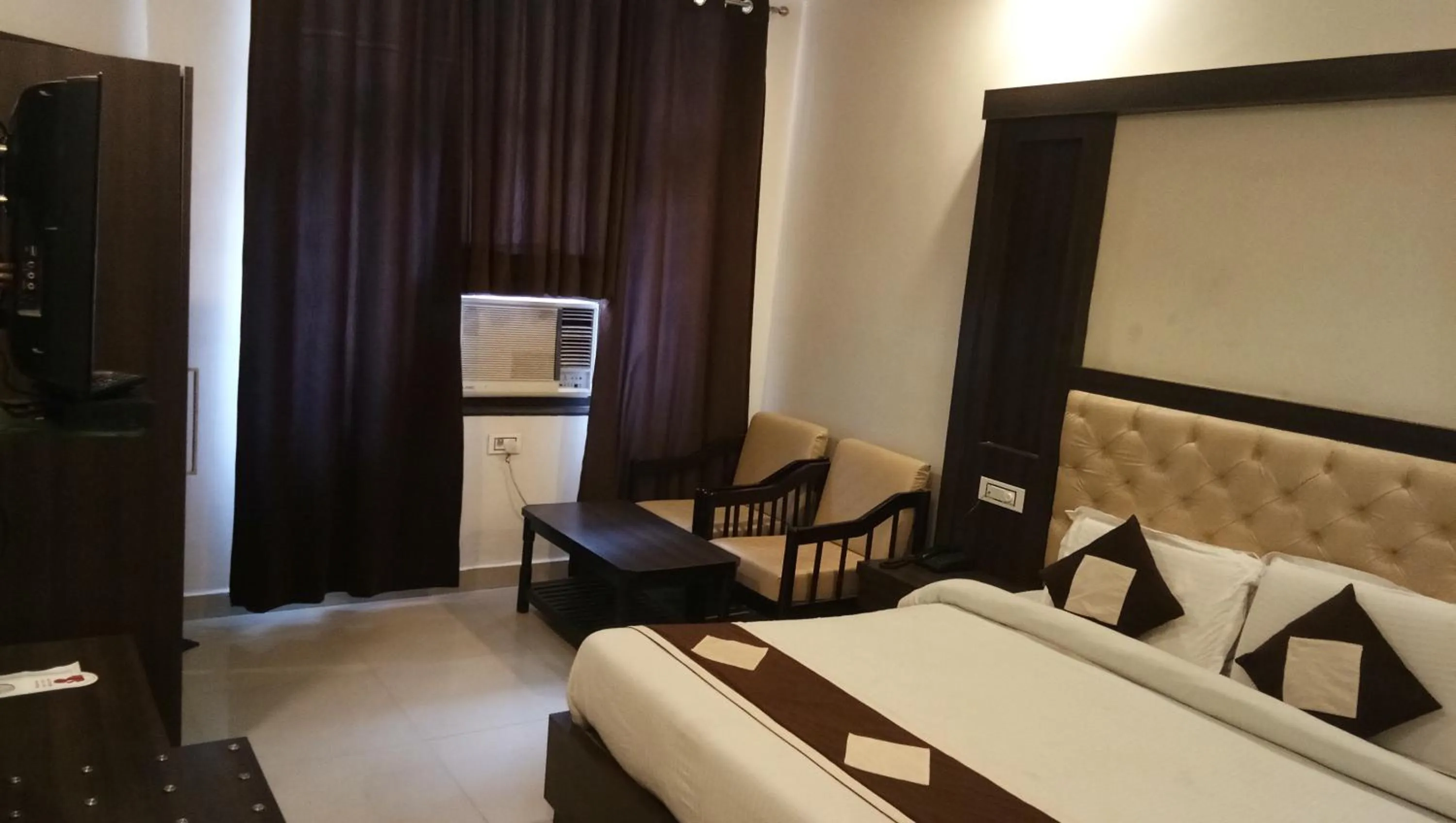 Living room, Bed in Hotel Krishna