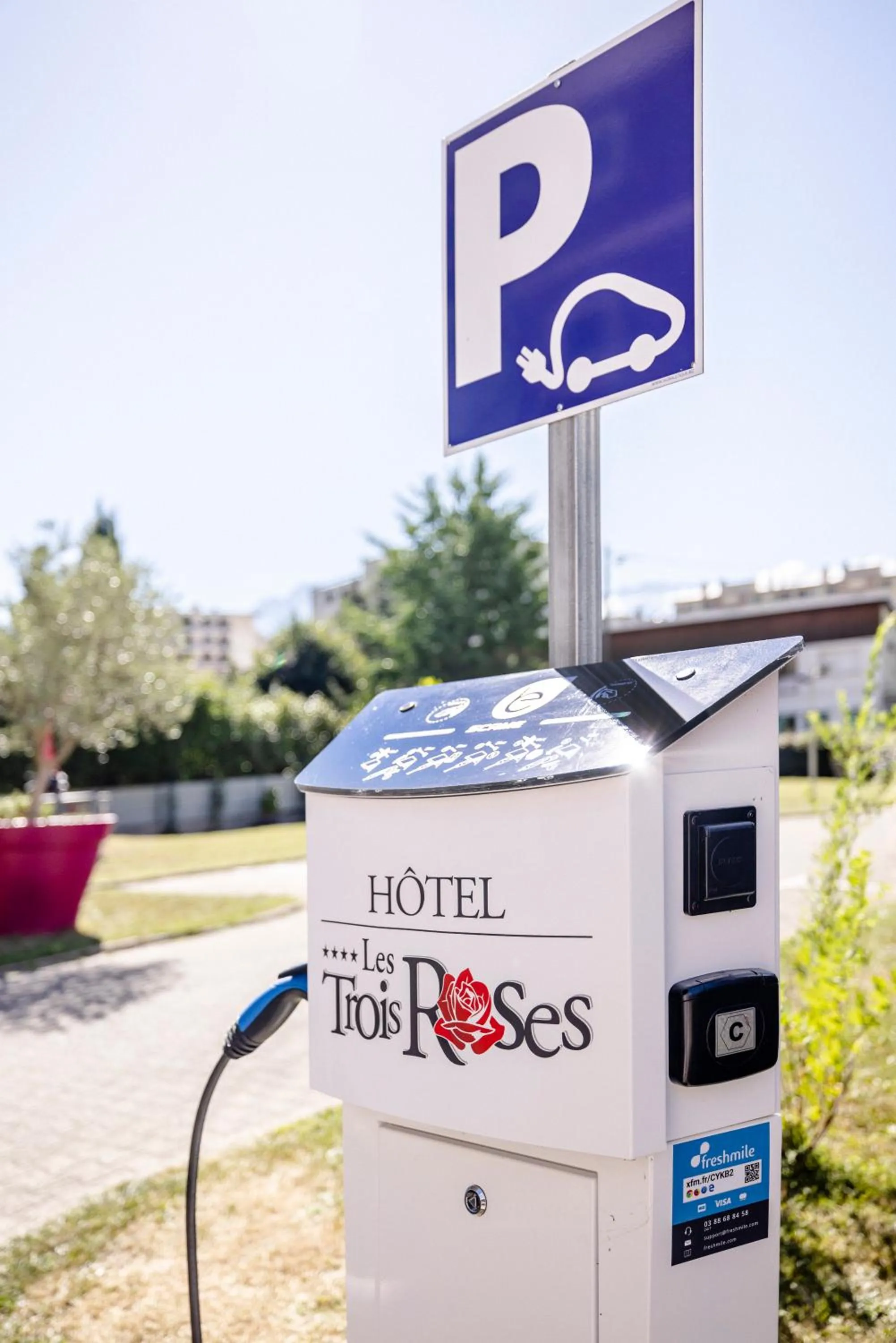 Facade/entrance in Hôtel Les Trois Roses, Meylan Grenoble