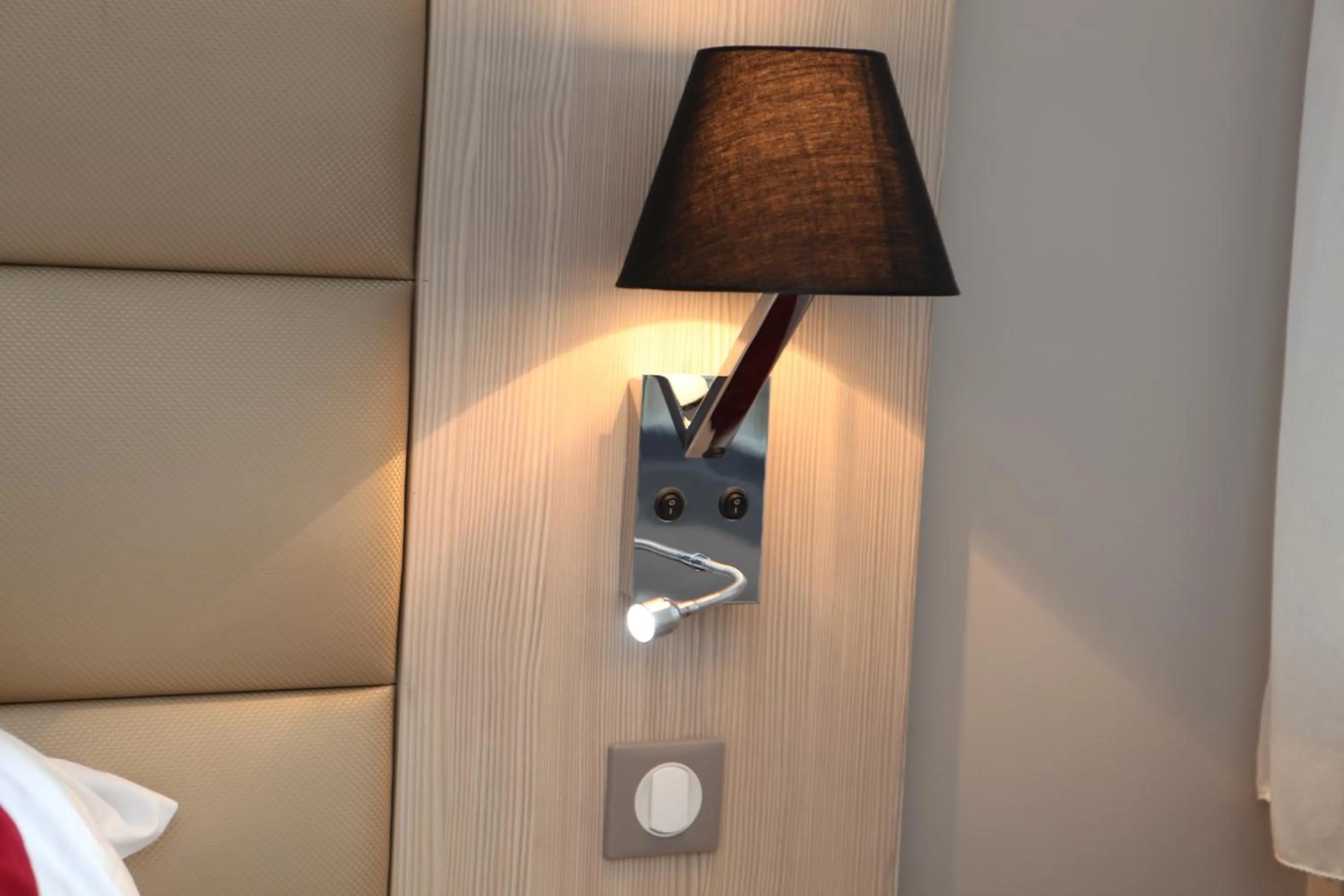 Bedroom in Hôtel Les Trois Roses, Meylan Grenoble