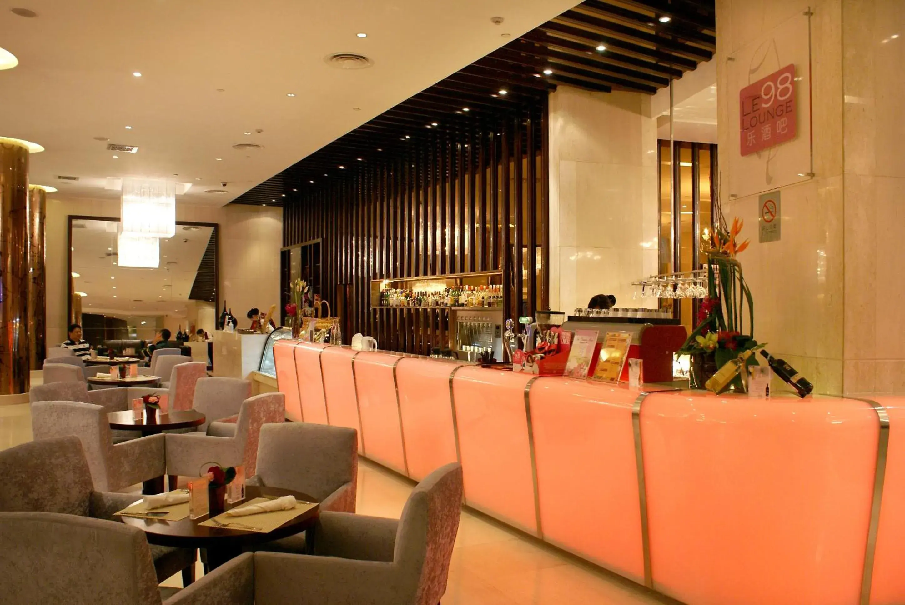 Lounge or bar in Grand Mercure Shanghai Hongqiao Lounge or bar in Grand Mercure Shanghai Hongqiao
