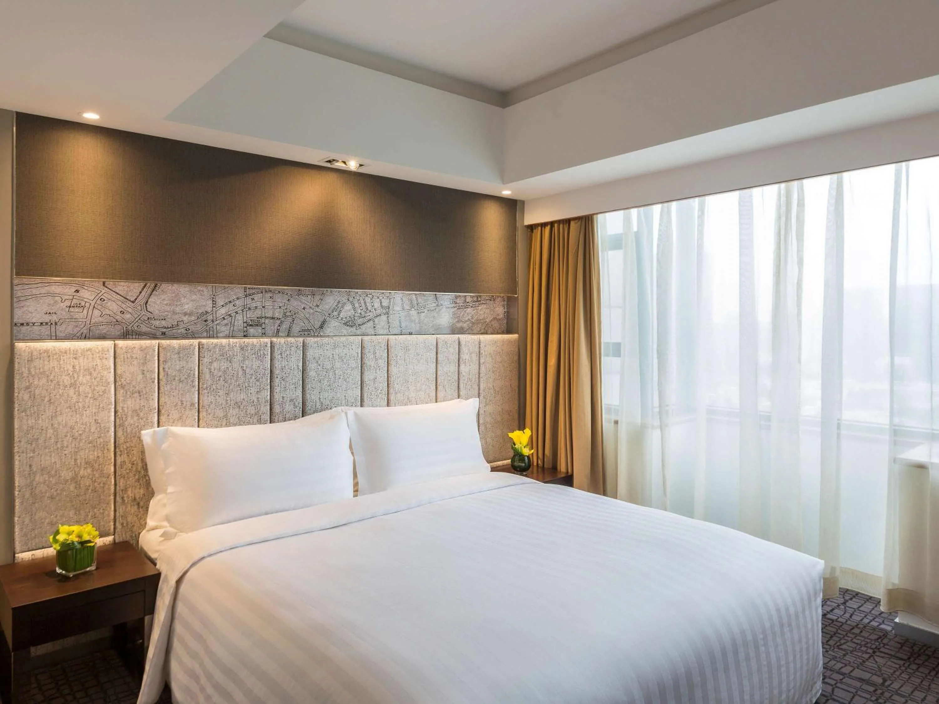 Photo of the whole room, Bed in Grand Mercure Shanghai Hongqiao