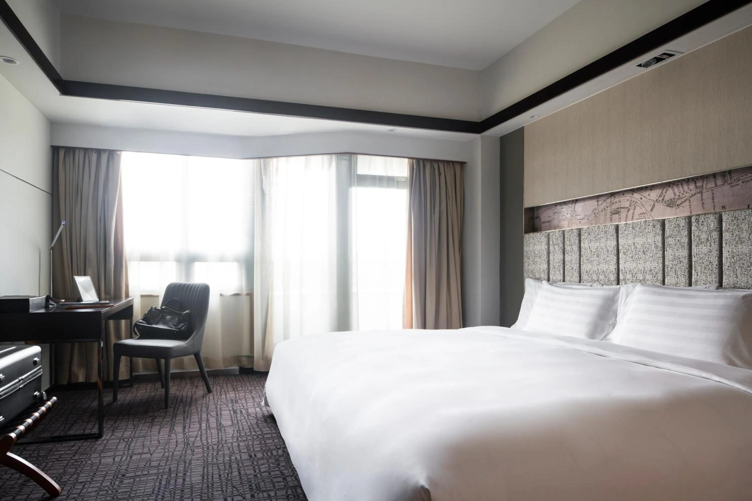 Bedroom, Bed in Grand Mercure Shanghai Hongqiao